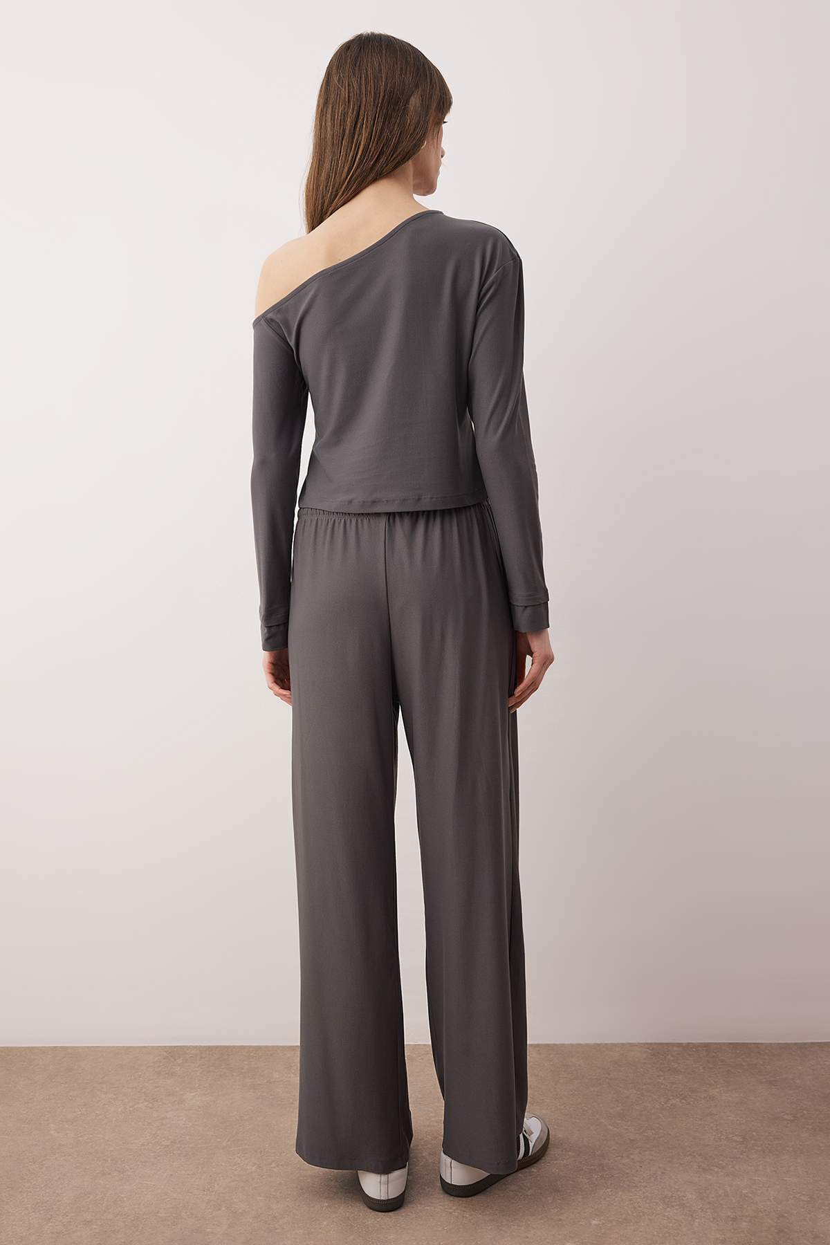 Trendyolmilla  Antrasit Düşük Kol Detaylı Yumuşak Tuşeli Esnek Örme Alt - Üst Takım TWOAW26AU00089 - Görsel 5