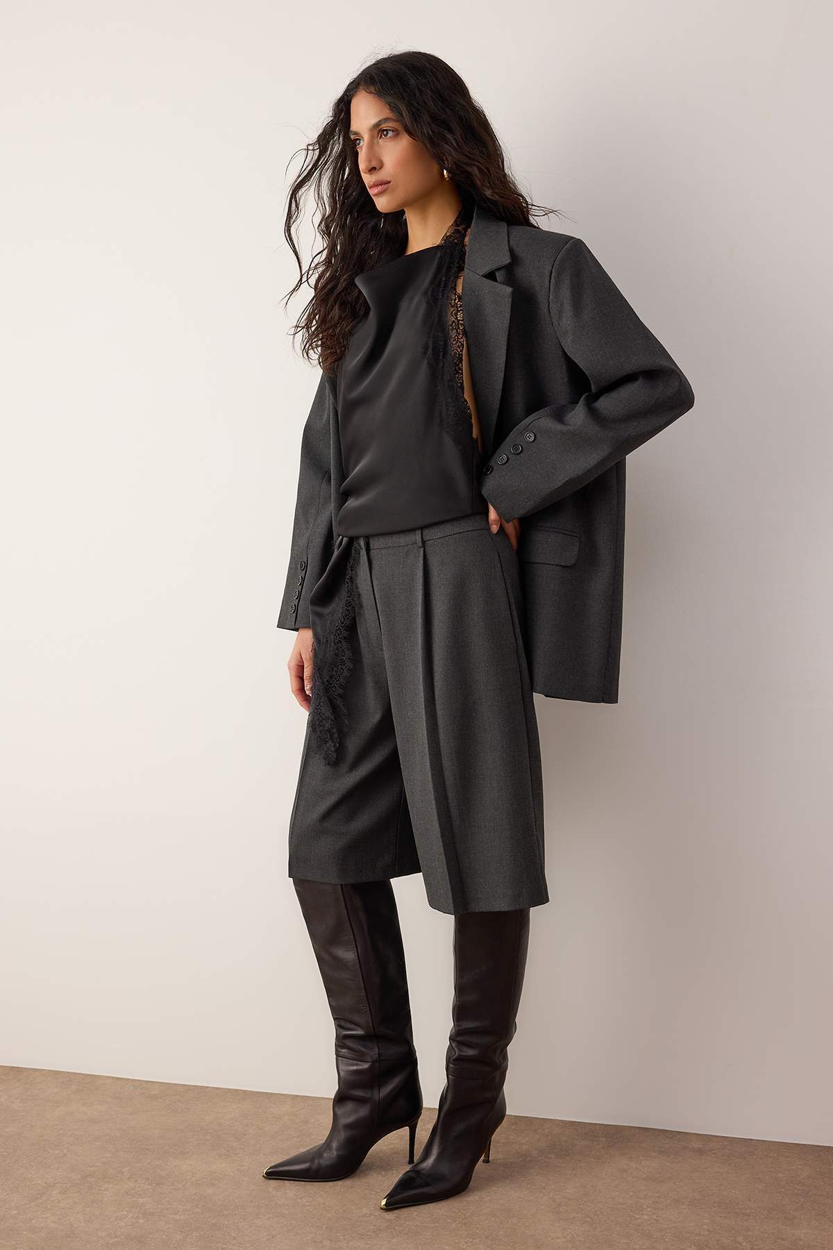 Trendyolmilla  Antrasit Melanjlı Uzun Kumaş Şort & Bermuda TWOAW26SR00052 - Görsel 3