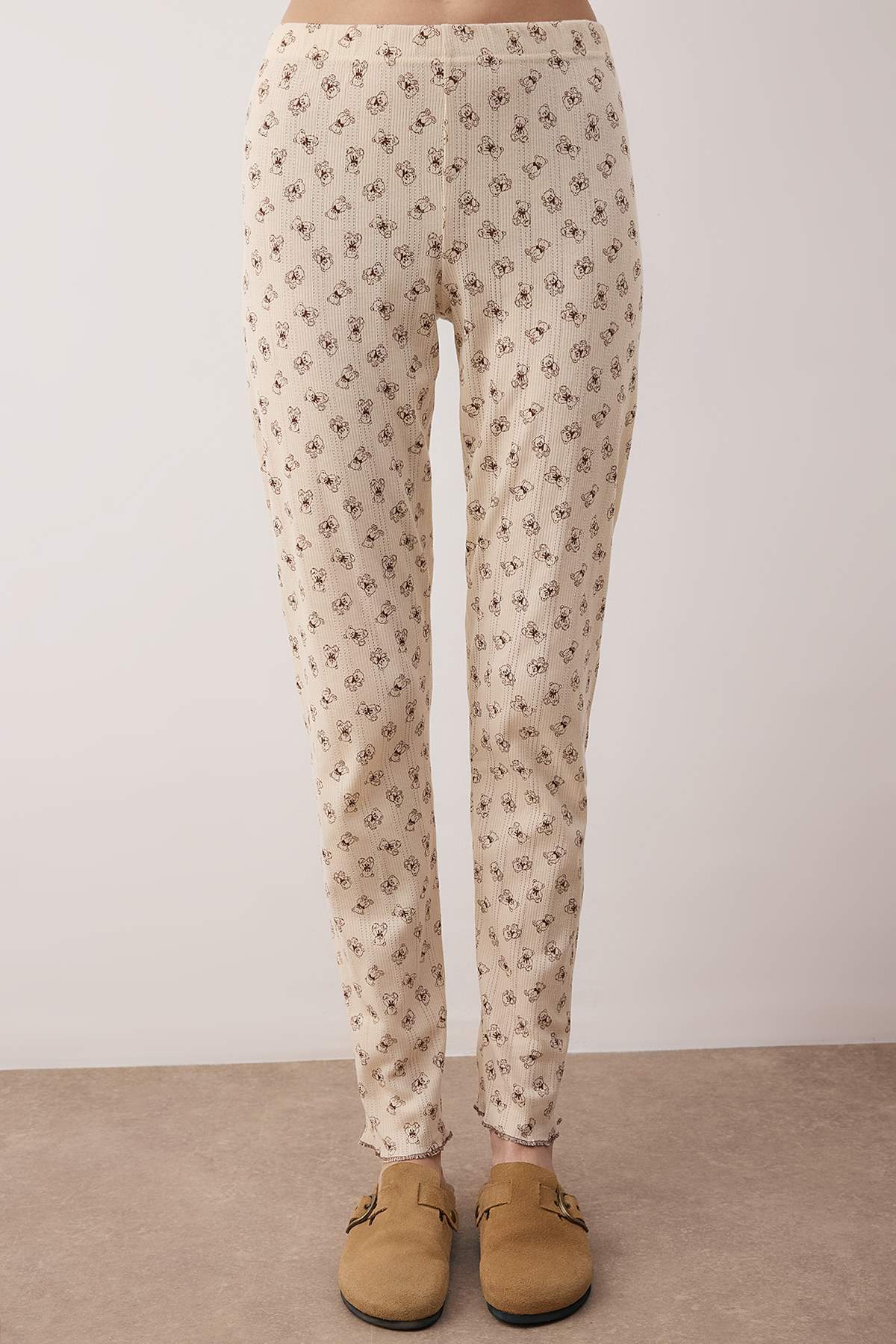 Trendyolmilla  Ekru-Kahverengi %100 Pamuklu Ayıcıklı Kurdeleli Fitilli/Pointel Örme Pijama Takımı THMAW26PT00070 - Görsel 3