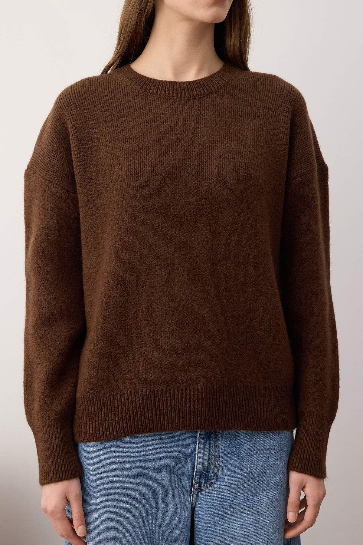 Trendyolmilla  Wardrobe Essentials Kahverengi Yünlü Premium İplik Basic Geniş Kalıp Triko Kazak | TWOAW26KZ00065 - Görsel 3