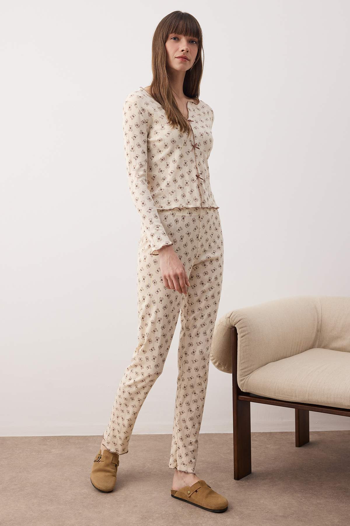 Trendyolmilla  Ekru-Kahverengi %100 Pamuklu Ayıcıklı Kurdeleli Fitilli/Pointel Örme Pijama Takımı THMAW26PT00070 - Görsel 2