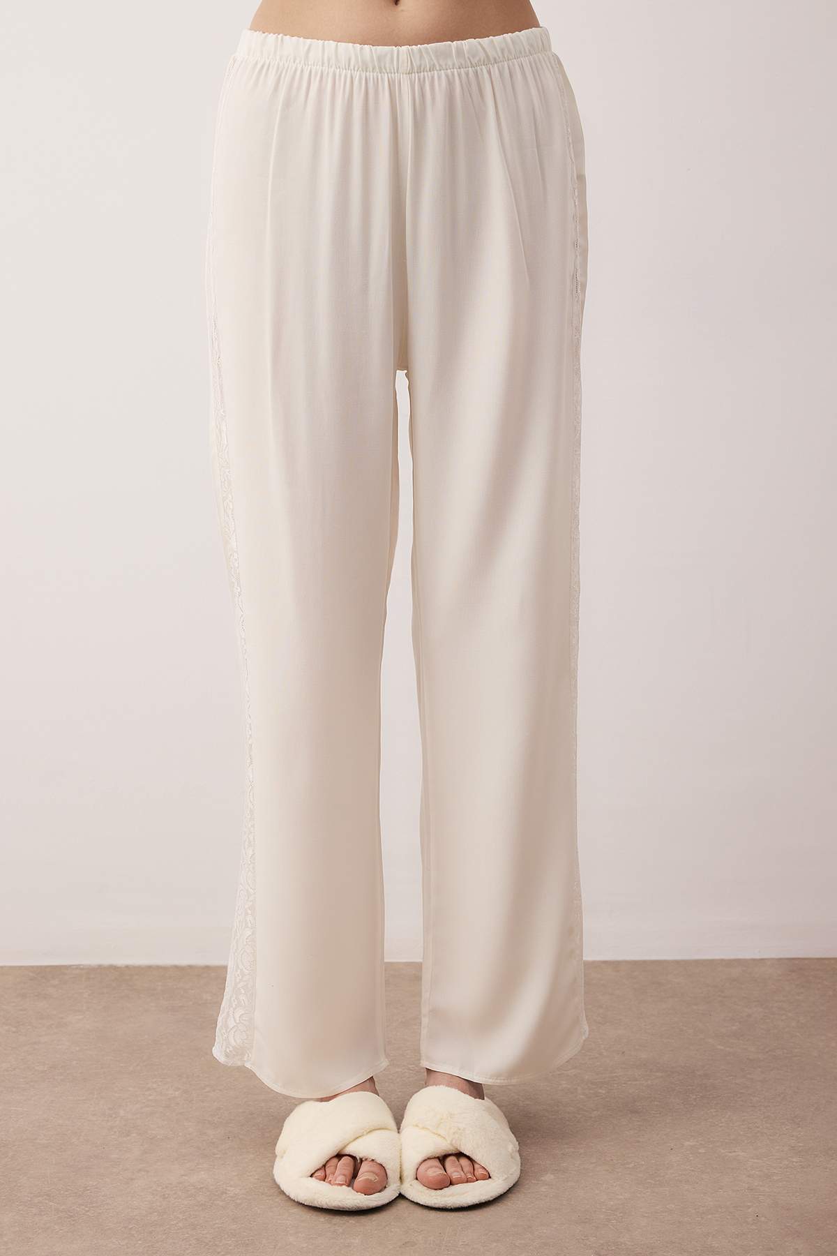 Trendyolmilla  Ekru Dantel Detaylı Viskon Dokuma Pijama Takımı THMAW26PT00103 - Görsel 3