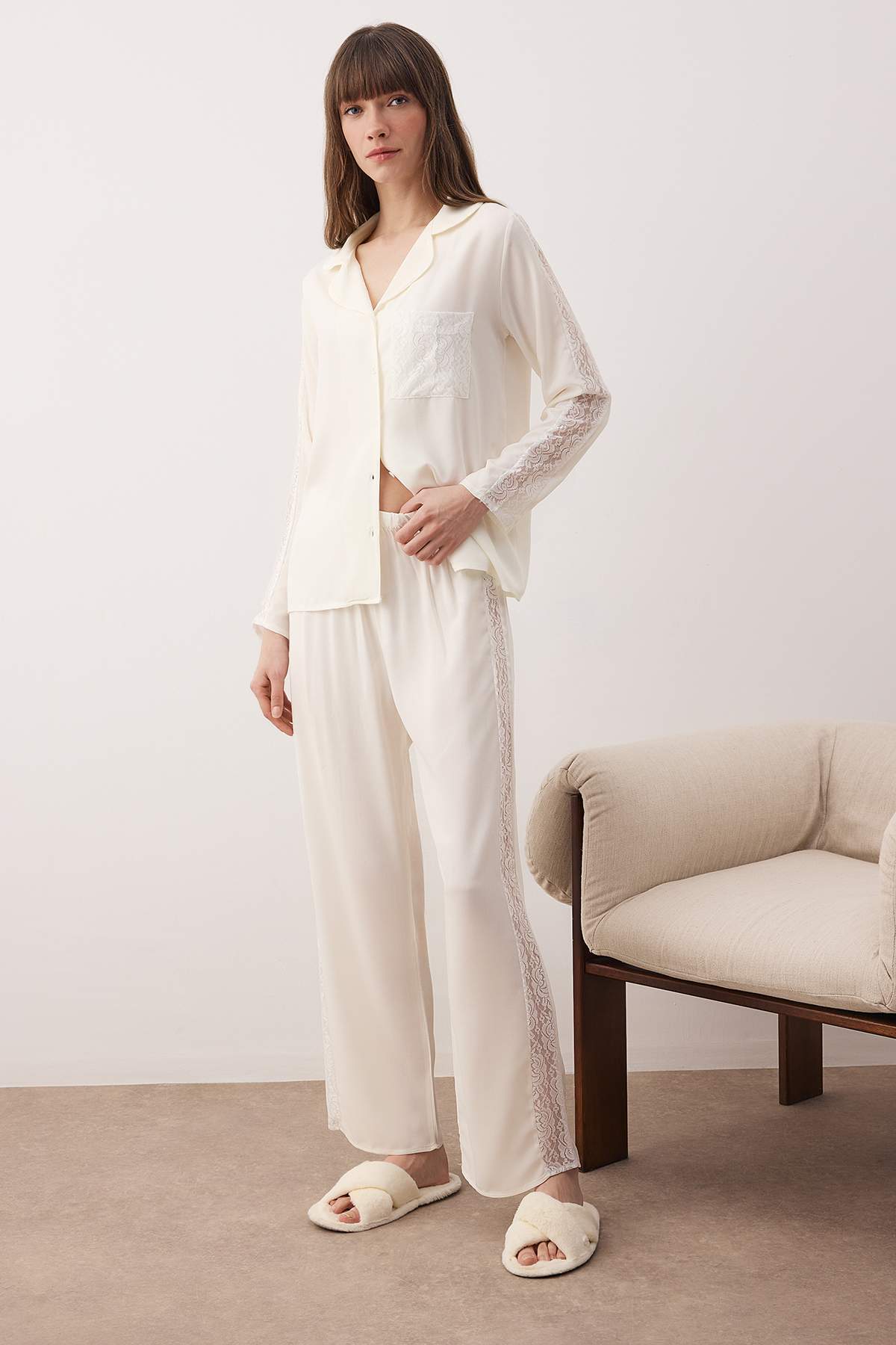 Trendyolmilla  Ekru Dantel Detaylı Viskon Dokuma Pijama Takımı THMAW26PT00103 - Görsel 2
