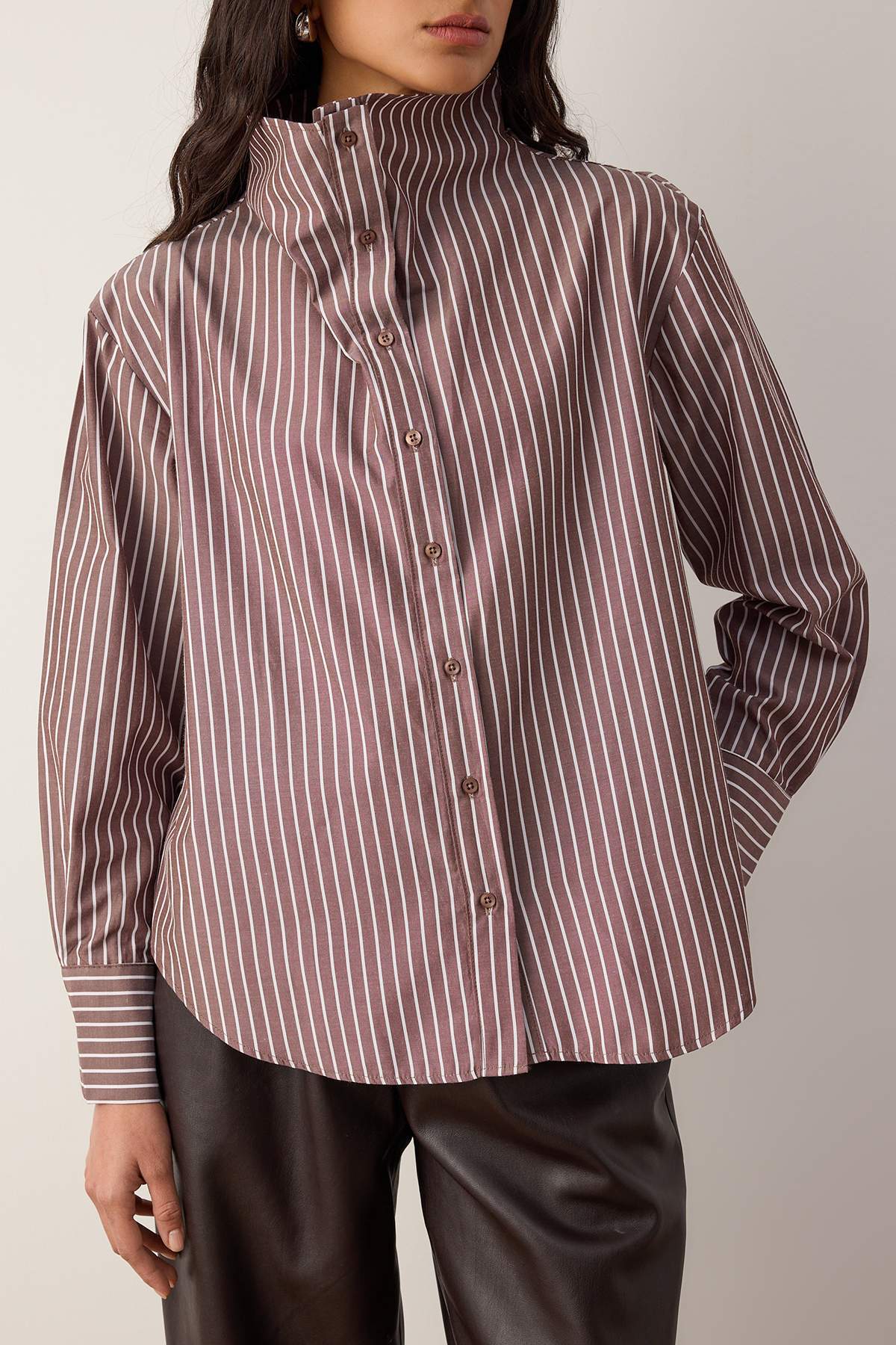 Trendyolmilla  Özel Koleksiyon Kahverengi-Çok Renkli Yaka Detaylı Düşük Omuz Gömlek TWOAW26GO00035 - Görsel 3