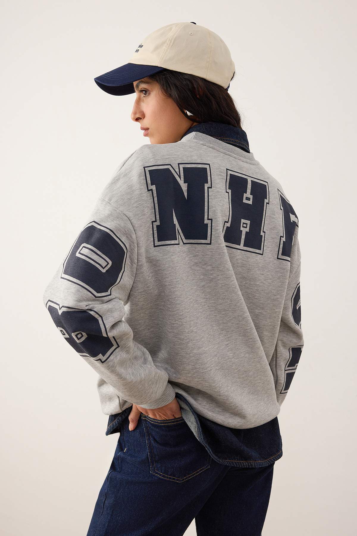 Trendyolmilla  Gri Melanj Oversize/Geniş Kesim Slogan Sırt Baskılı Bisiklet Yaka Örme Sweatshirt TWOAW26SW00236