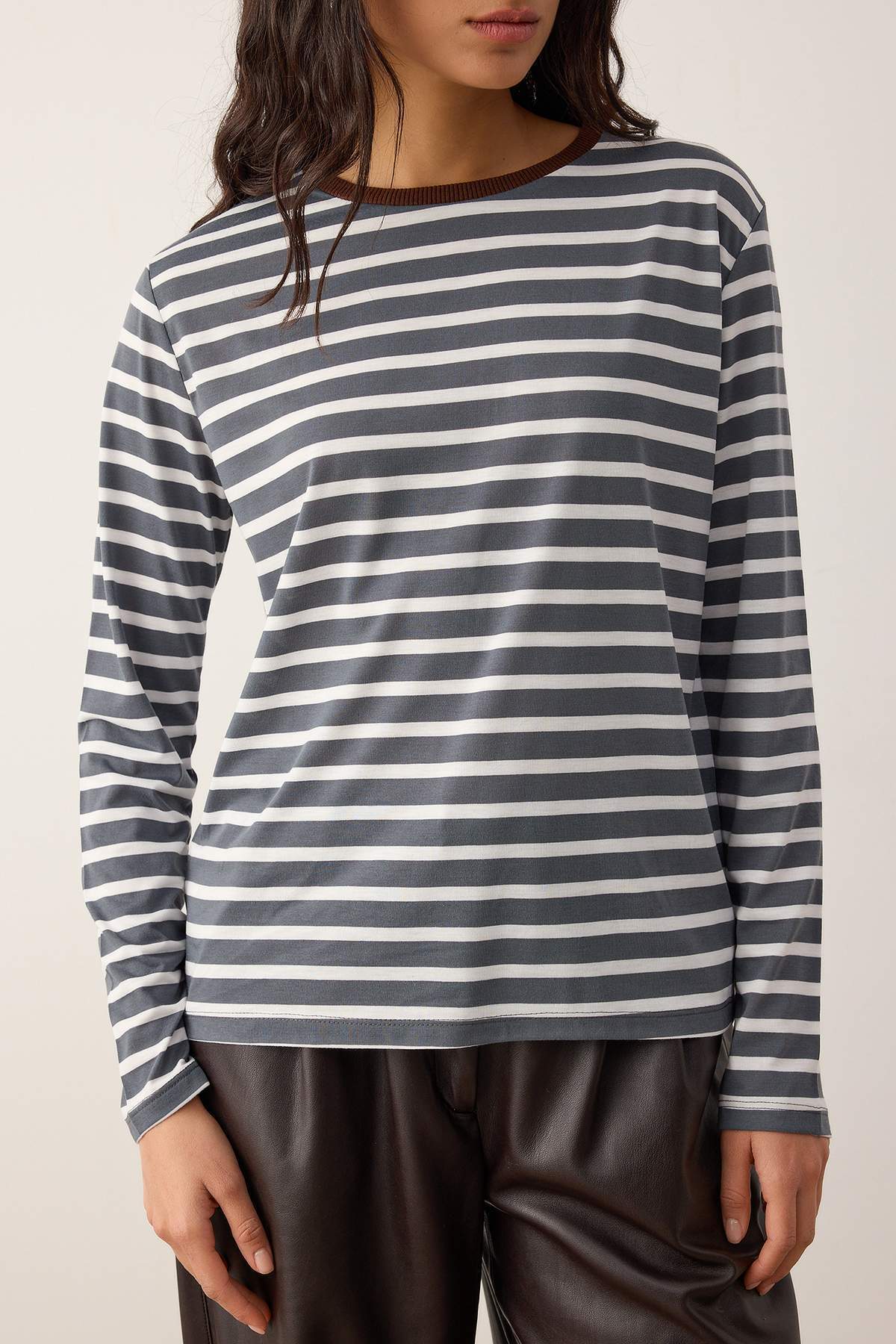 Trendyolmilla  Antrasit-Ekru Çizgili Relaxed Kalıp Bisiklet Yaka Renkli Ribanalı Örme T-Shirt TWOAW23TS00026 - Görsel 3