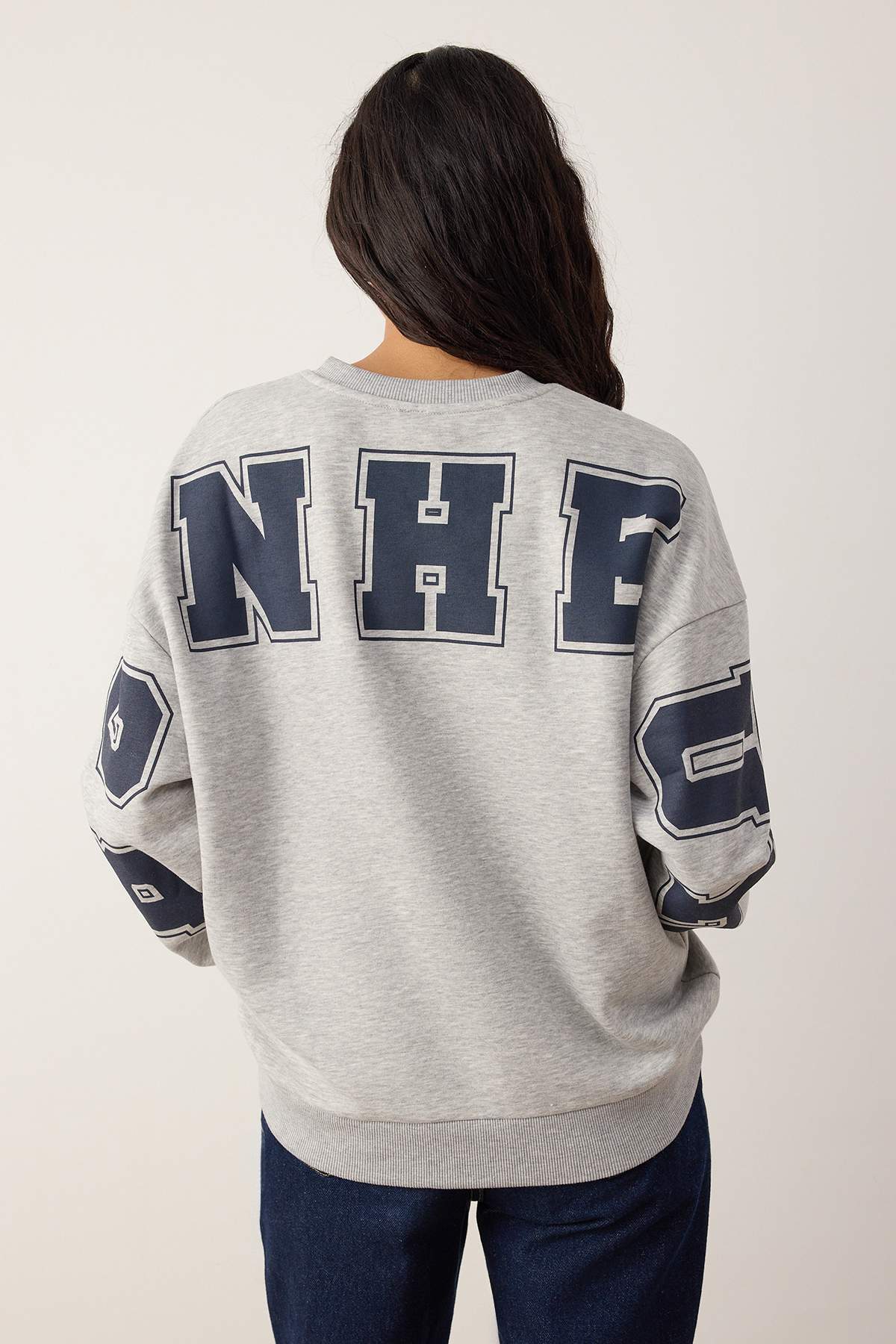 Trendyolmilla  Gri Melanj Oversize/Geniş Kesim Slogan Sırt Baskılı Bisiklet Yaka Örme Sweatshirt TWOAW26SW00236 - Görsel 4