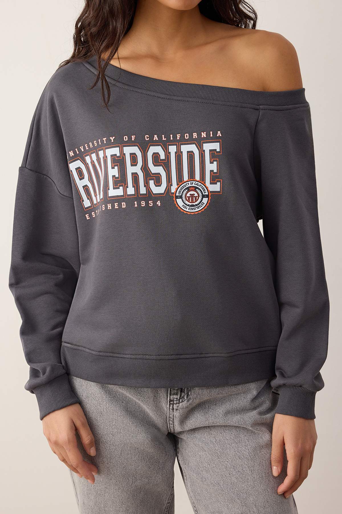 Trendyolmilla  Teen Antrasit Slogan Baskılı Açık Omuzlu Örme Sweatshirt TWOAW26SW00201 - Görsel 7