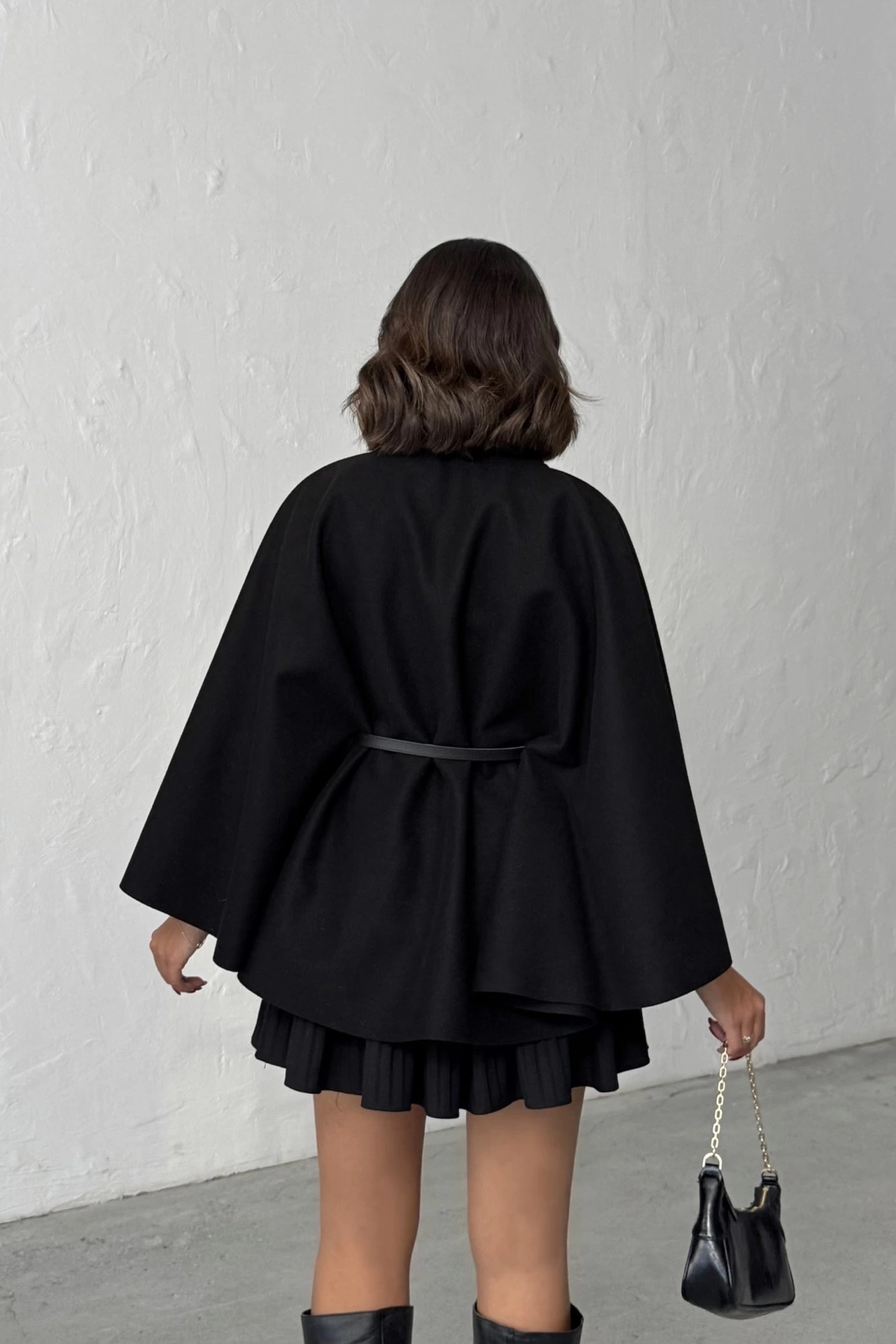 Lusin Жіночий чорний кашеміровий плащ з золотими ґудзиками та поясом