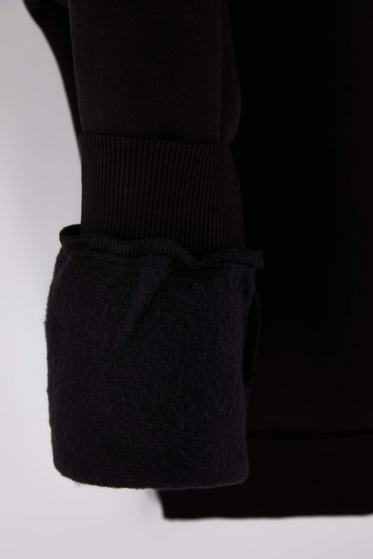 Trendyolmilla  Siyah Yeni Oversize/Geniş Kesim Soft Kalite İçi Polarlı Polo Yaka Sweatshirt TMNAW26SW00004 - Görsel 7