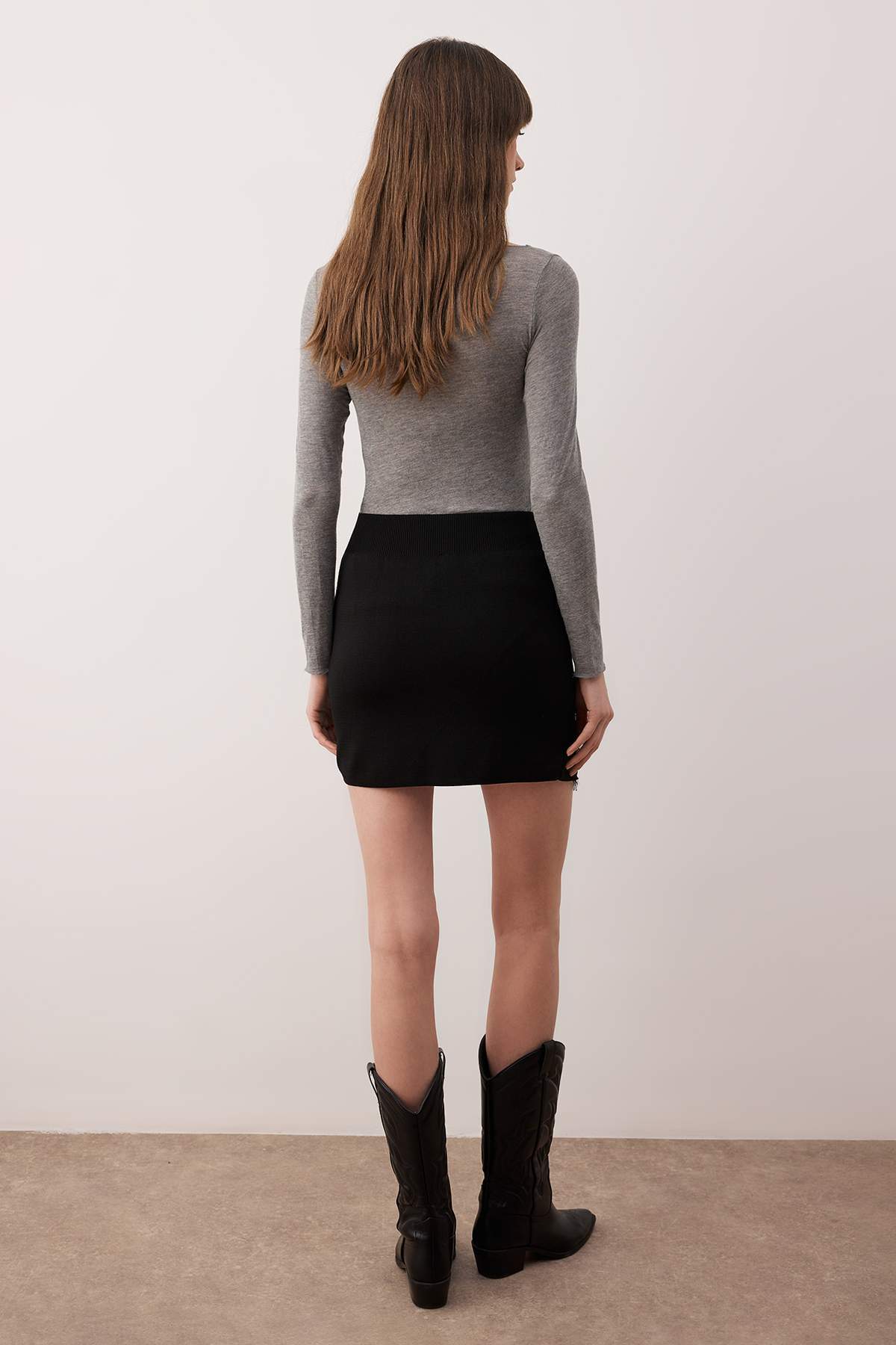 Trendyolmilla  Siyah Dantel Yırtmaç Detaylı Vücudu Saran Mini Triko Etek TWOAW26ET00145 - Görsel 4