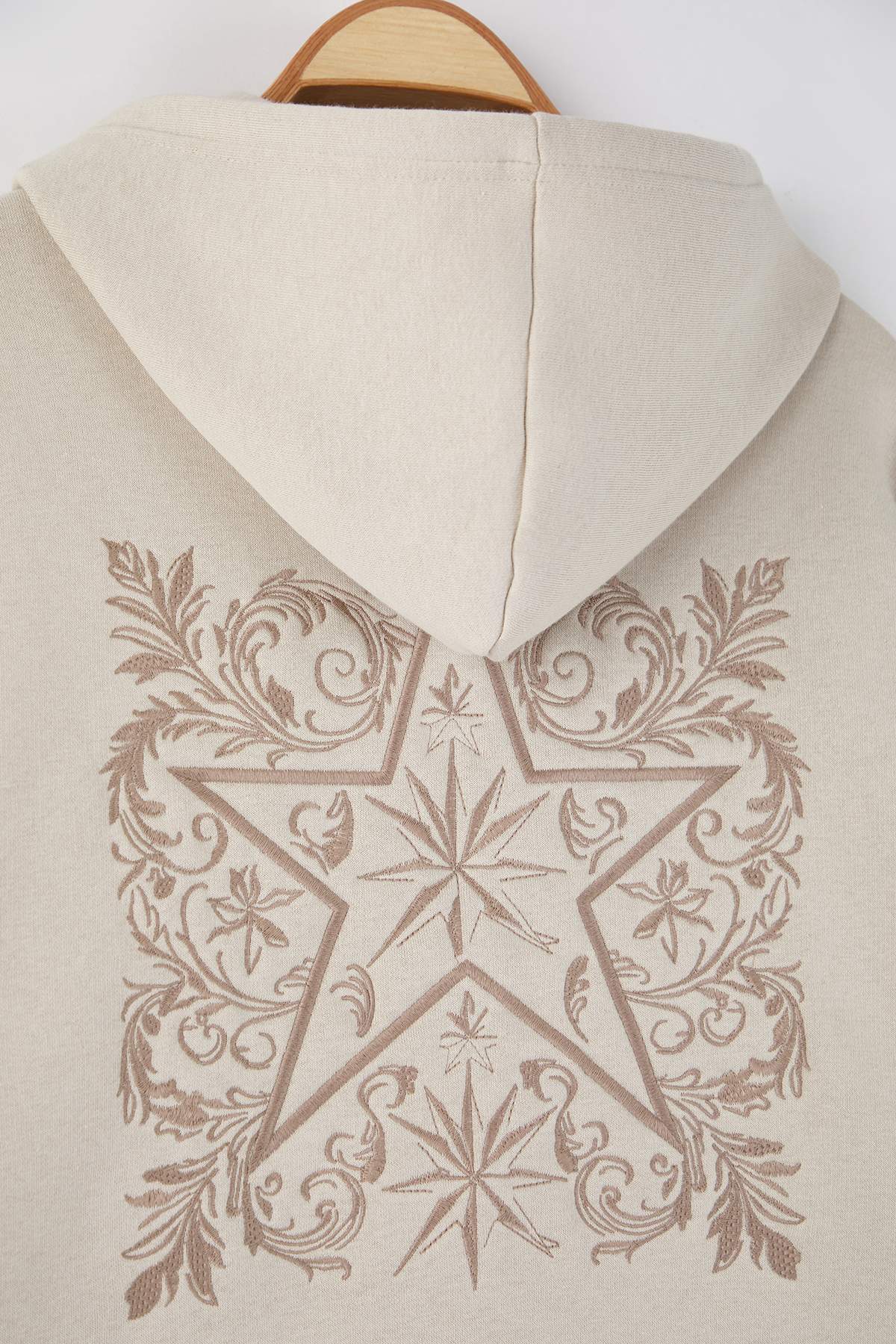 Trendyolmilla  Taş Oversize/Geniş Kesim Sırtı Nakış Detaylı Kapüşonlu Sweatshirt TMNAW25SW00142 - Görsel 6