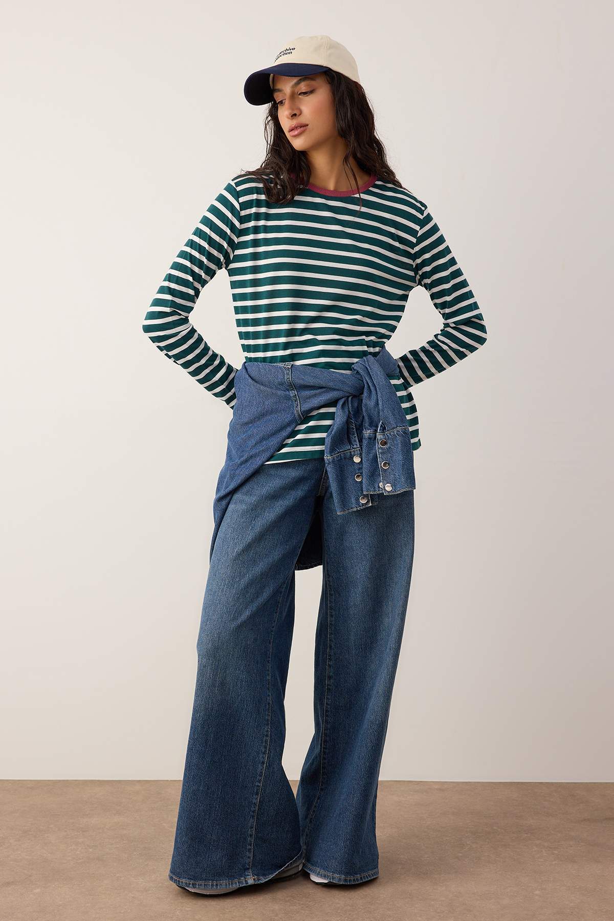 Trendyolmilla  Zümrüt Yeşili-Ekru Çizgili Relaxed Kalıp Bisiklet Yaka Renkli Ribanalı Örme T-Shirt TWOAW23TS00026 - Görsel 2