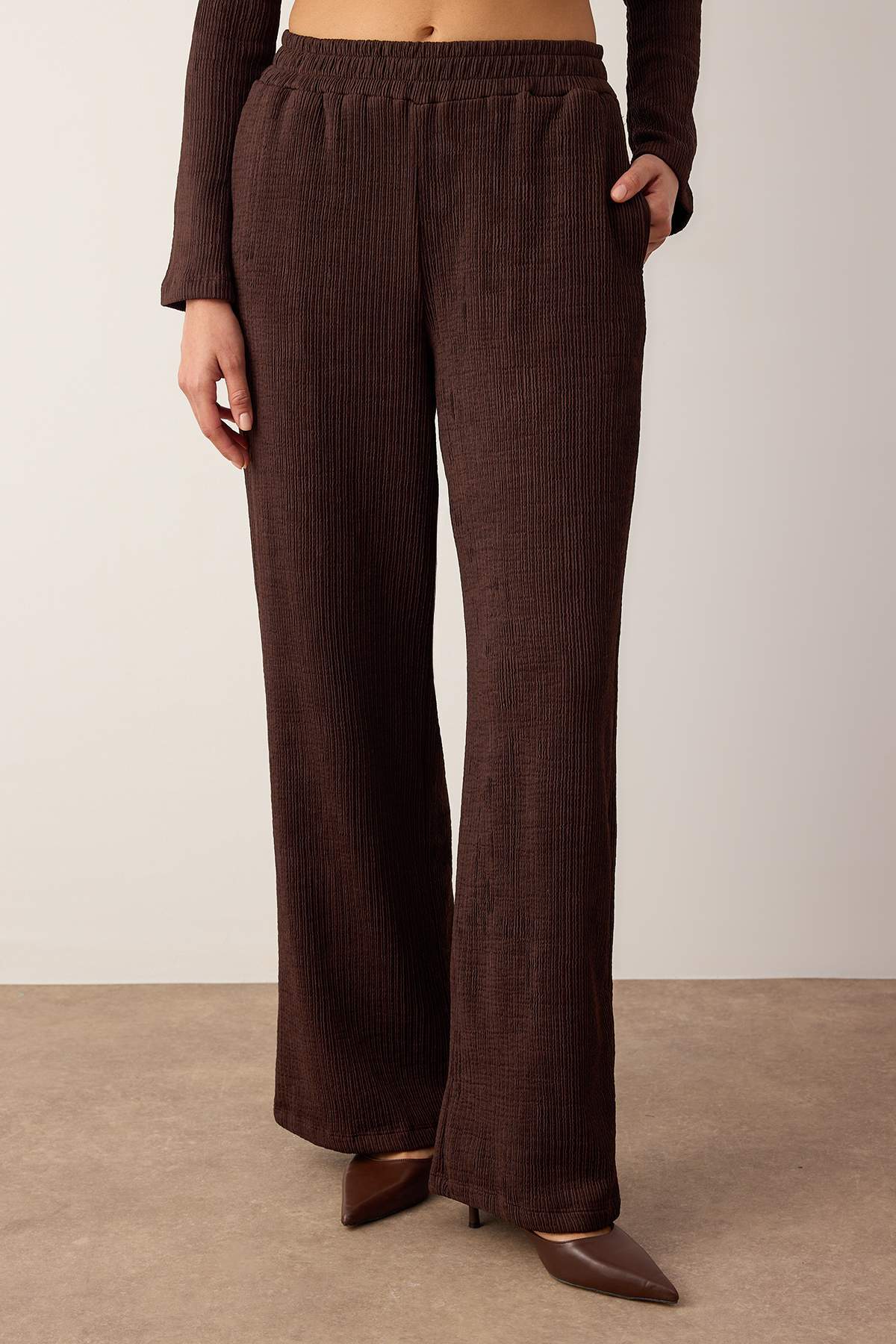 Trendyolmilla  Kahverengi Anvelop Fitted/Vücuda Oturan Aksesuar Detaylı Dokulu Örme Alt - Üst Takım TWOAW26AU00117 - Görsel 3