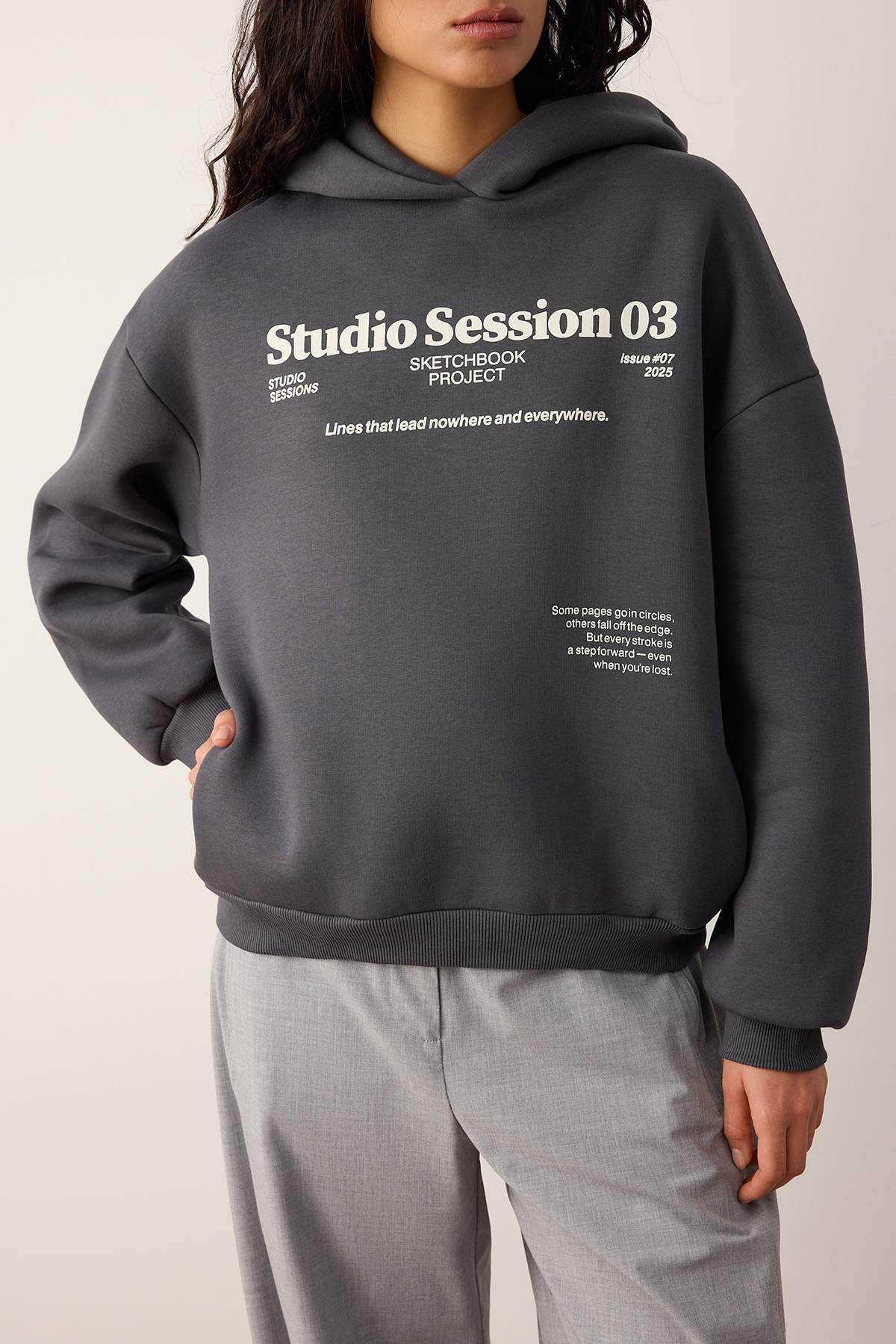 Trendyolmilla  Antrasit Kalın İçi Polarlı Kapüşonlu Slogan Baskılı Boxy Fit Örme Sweatshirt TWOAW26SW00217 - Görsel 3