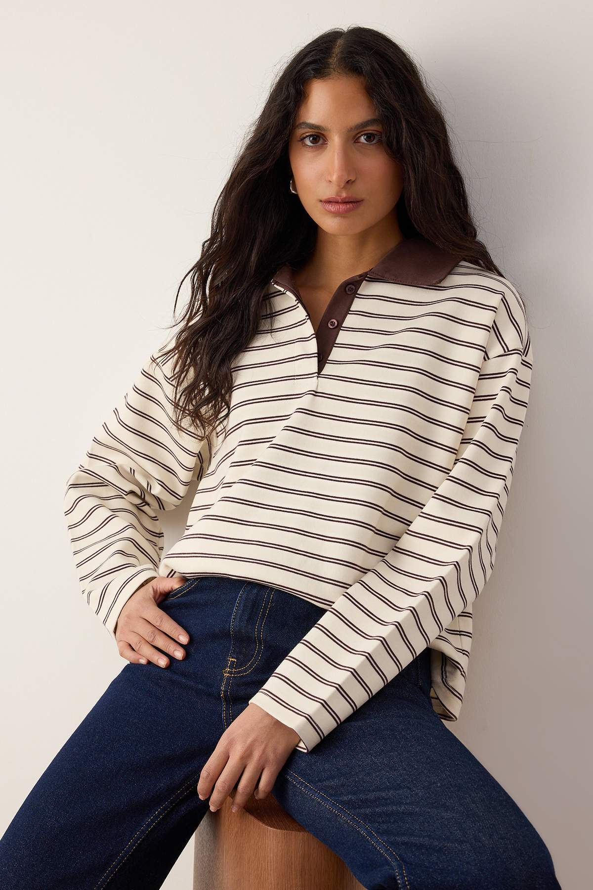 Trendyol Collection Braun gestreiftes, nachhaltigeres, gewebtes Oversize-Strick-T-Shirt/Sweatshirt mit Kragen TWOAW26TS00004