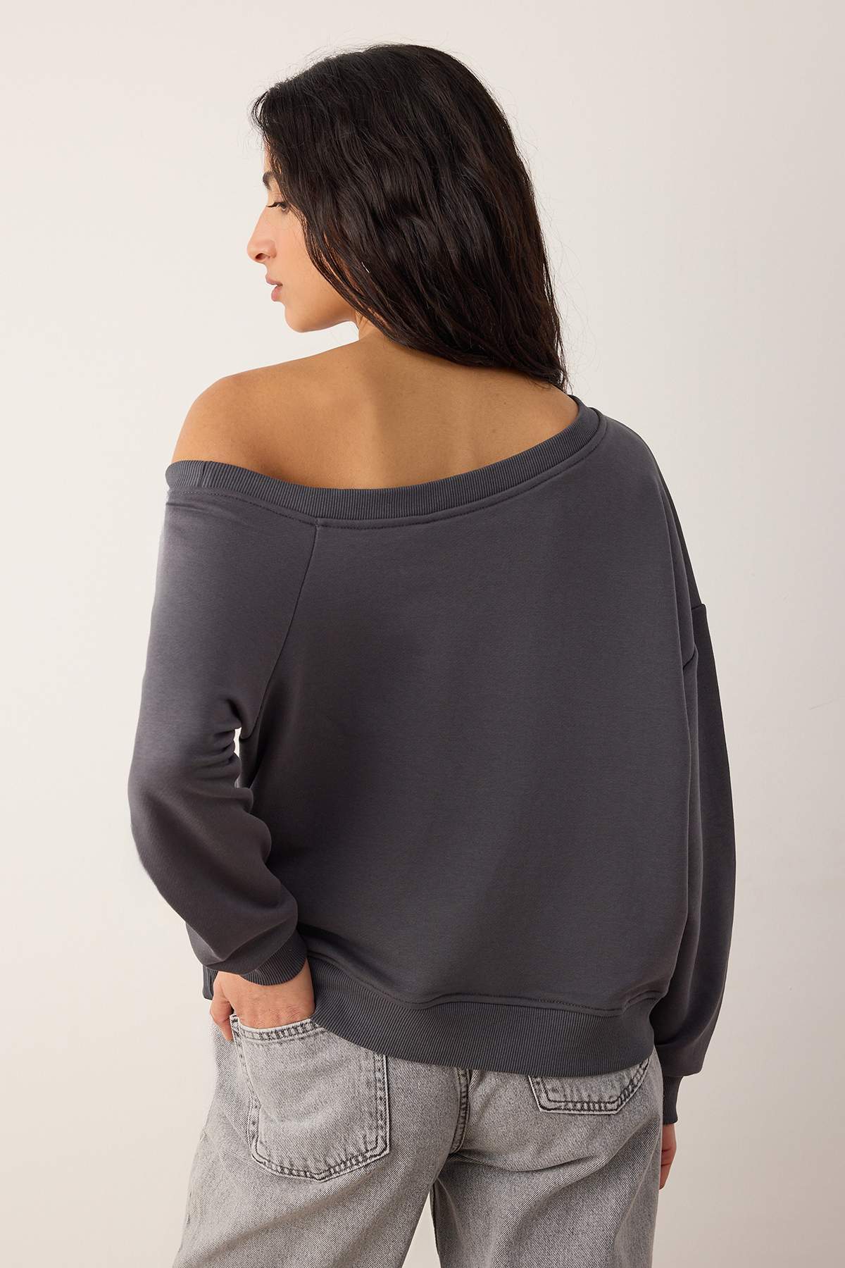Trendyolmilla  Teen Antrasit Slogan Baskılı Açık Omuzlu Örme Sweatshirt TWOAW26SW00201 - Görsel 8