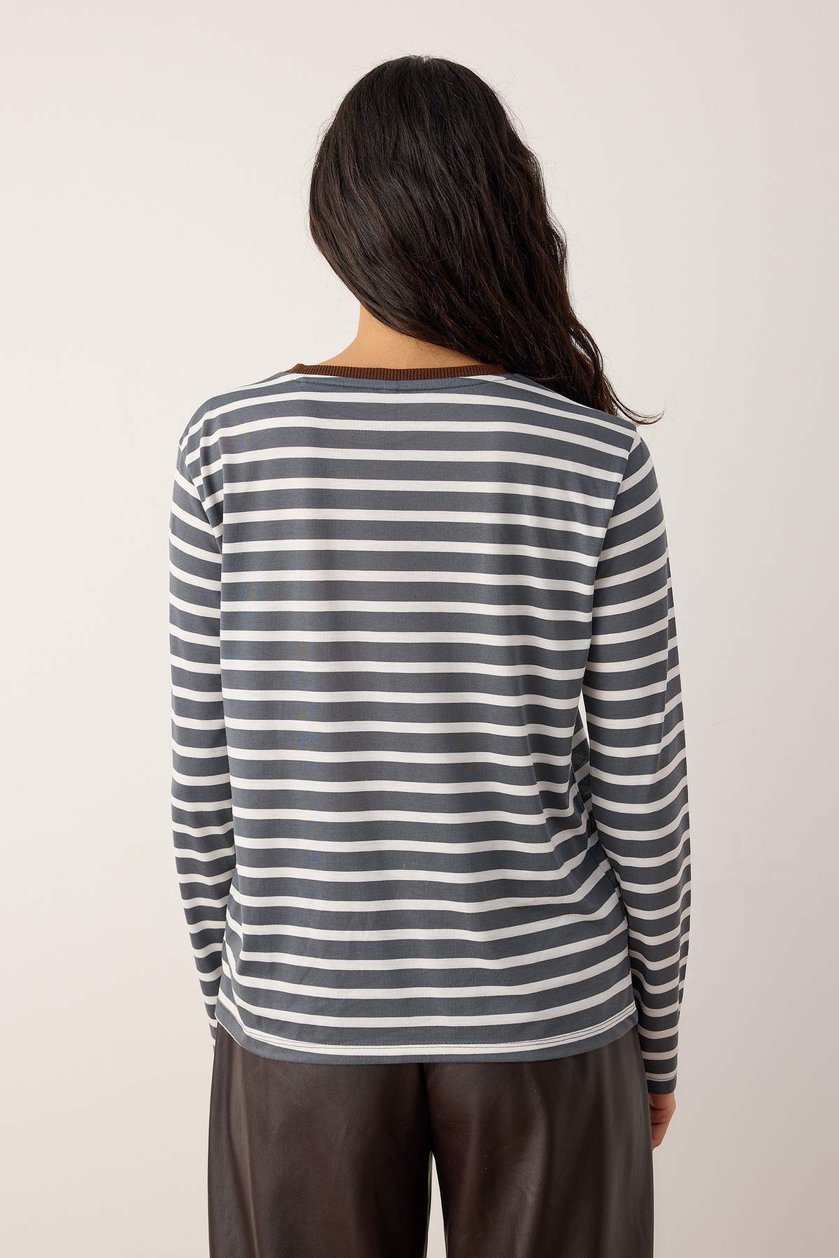 Trendyolmilla  Antrasit-Ekru Çizgili Relaxed Kalıp Bisiklet Yaka Renkli Ribanalı Örme T-Shirt TWOAW23TS00026 - Görsel 4