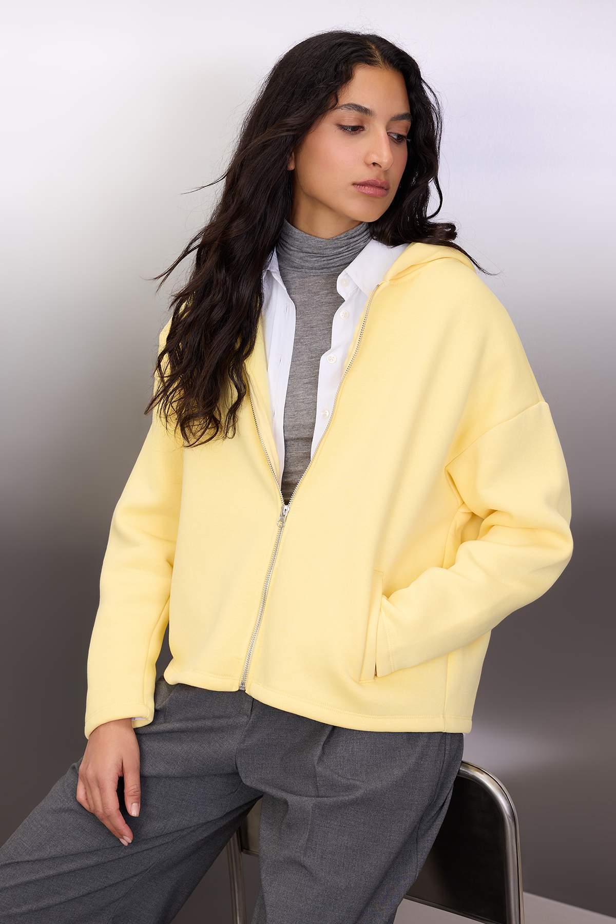 Trendyolmilla  Açık Sarı Kalın İçi Polarlı Kapüşonlu Fermuarlı Oversize/Geniş Kesim Örme Sweatshirt TWOAW26SW00111 - Görsel 2