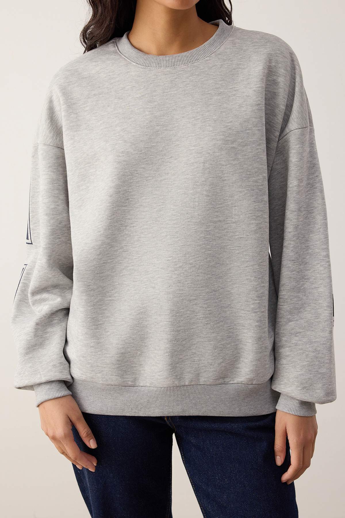 Trendyolmilla  Gri Melanj Oversize/Geniş Kesim Slogan Sırt Baskılı Bisiklet Yaka Örme Sweatshirt TWOAW26SW00236 - Görsel 3