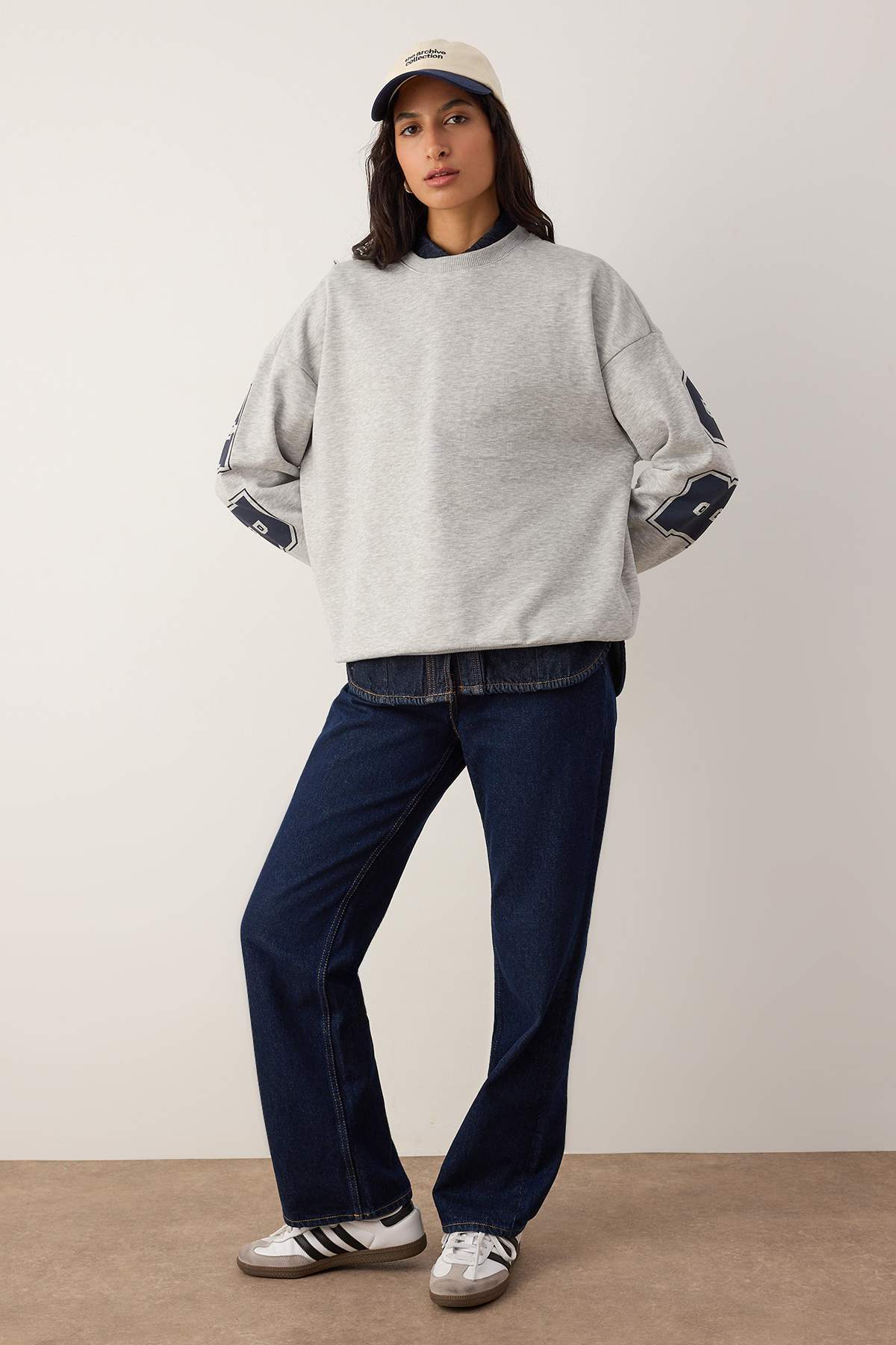 Trendyolmilla  Gri Melanj Oversize/Geniş Kesim Slogan Sırt Baskılı Bisiklet Yaka Örme Sweatshirt TWOAW26SW00236 - Görsel 2