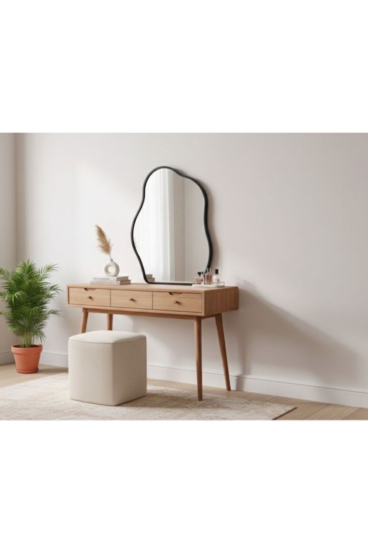 مرآة حائطية بتصميم غير منتظم وإطار معدني أسود، قيا...