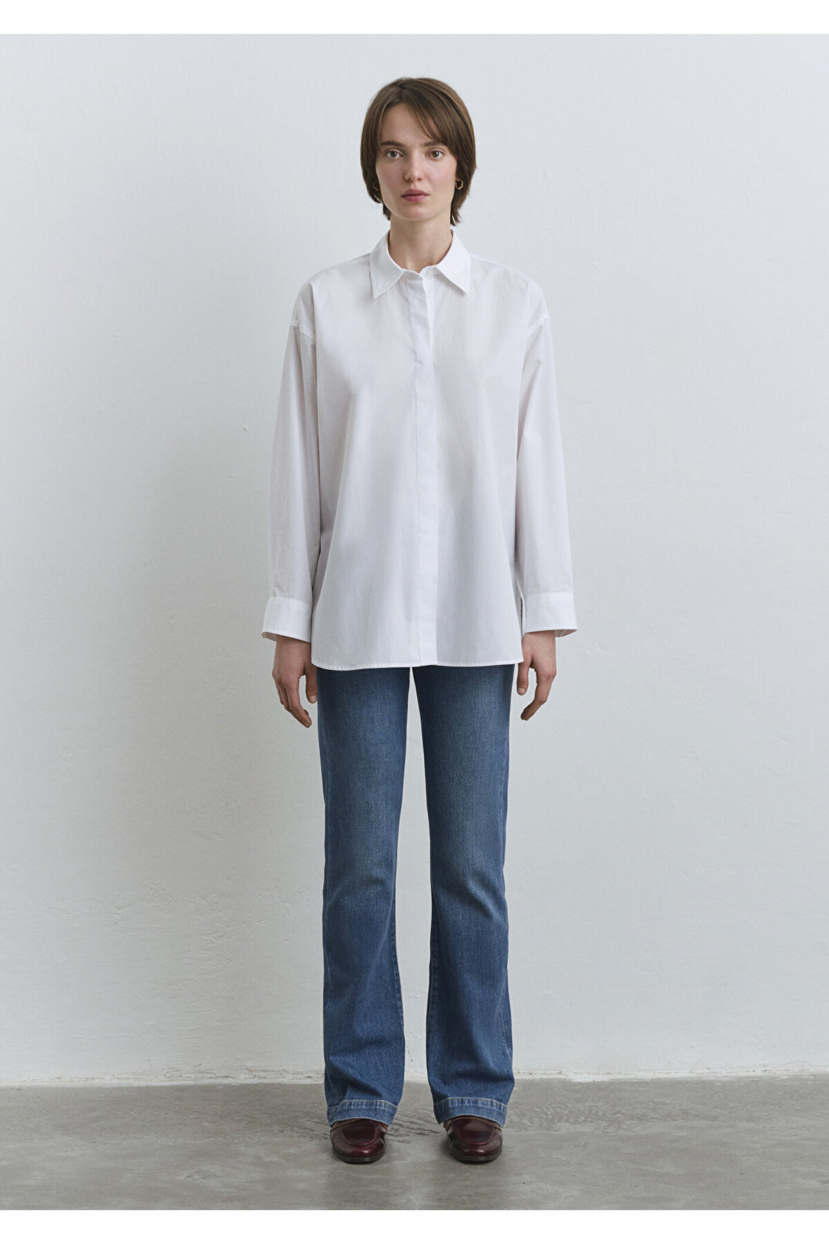 Beyaz Gömlek Oversize / Geniş Kesim 1210887-620 — سفید — تصویر 2 از 5