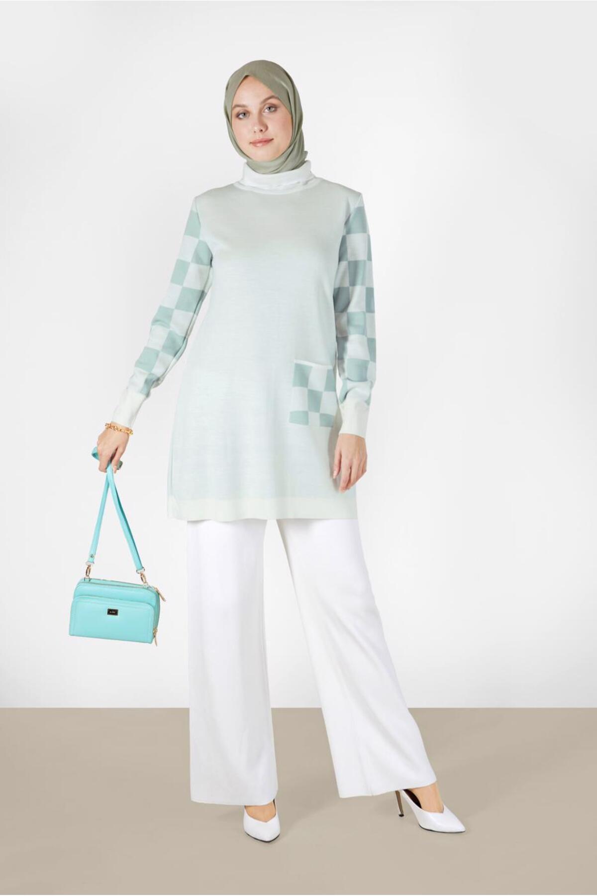 آلوینا تونیک بافتنی جیبدار طرحدار مربعی کد ۴۲۰۲۲ آلوینا تونیک بافتنی جیبدار طرحدار مربعی کد ۴۲۰۲۲