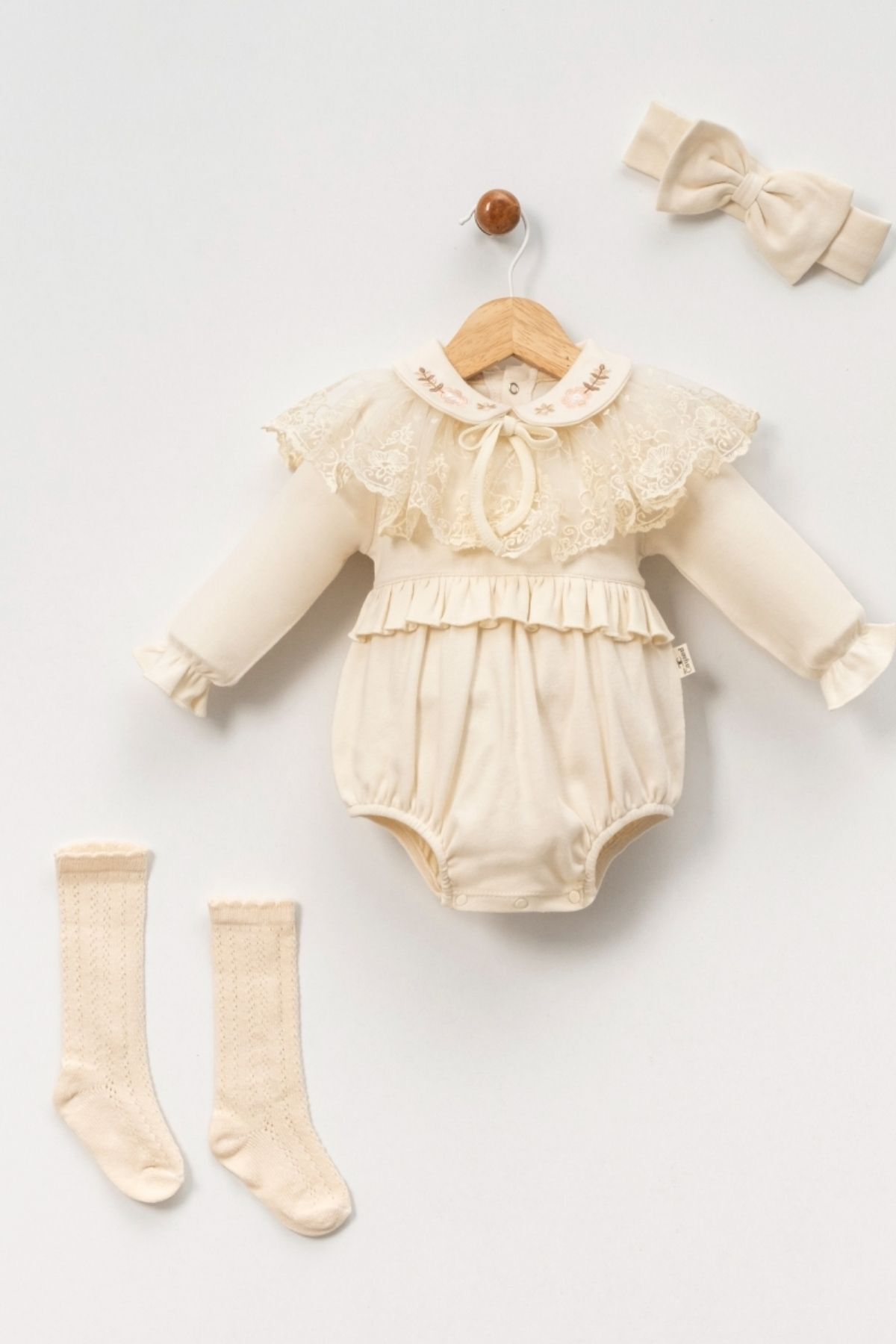 Minytrendy Kız Bebek İsim Baskılı Vintage Konsept Yenidoğan Tulum Romper Bandanalı Hediyelik Mevlüt Takım fotoğrafı 4 (önizleme)