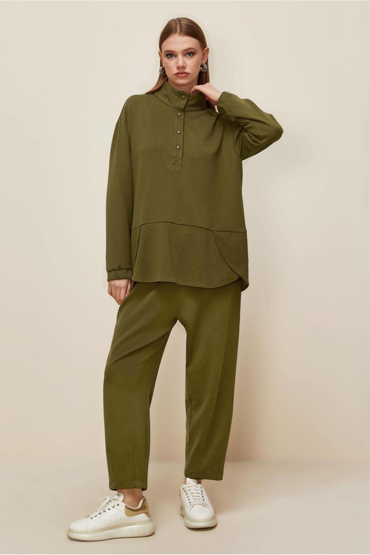 آلوینا لباس ورزشی سنگدوزی شده با شلوار ۴۶۰۱۹ آلوینا لباس ورزشی سنگدوزی شده با شلوار ۴۶۰۱۹