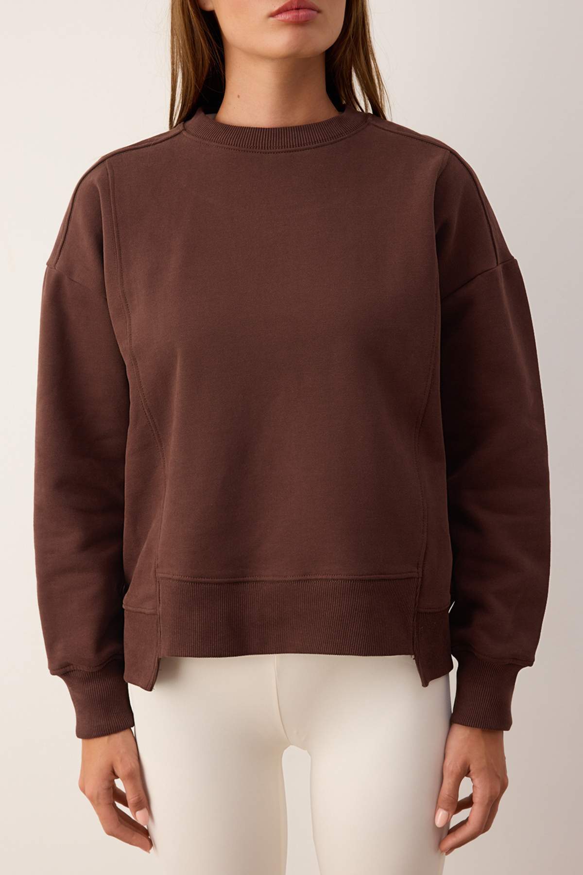 Trendyolmilla  Koyu Kahverengi Oversize Kalıp Dikiş Detaylı İçi Polarlı Örme Sweatshirt TWOAW26SW00204 - Görsel 4