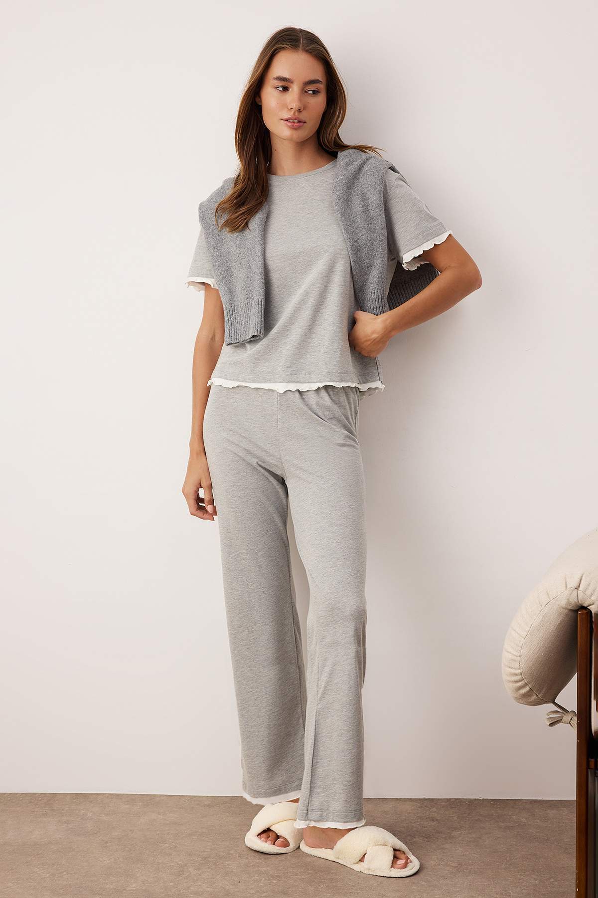 Trendyol Collection Grau meliertes Baumwoll-Pyjama-Set mit doppellagigen Rüsc...