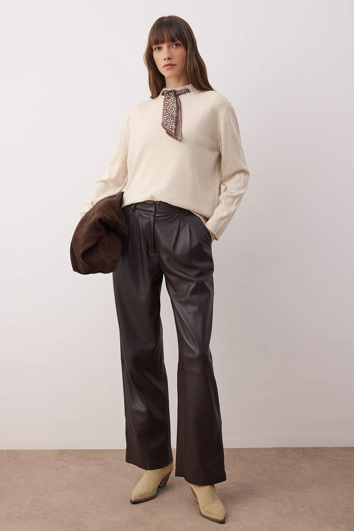 Trendyolmilla  Bej Fular Yaka Detaylı Triko Kazak TWOAW26KZ00271 - Görsel 2