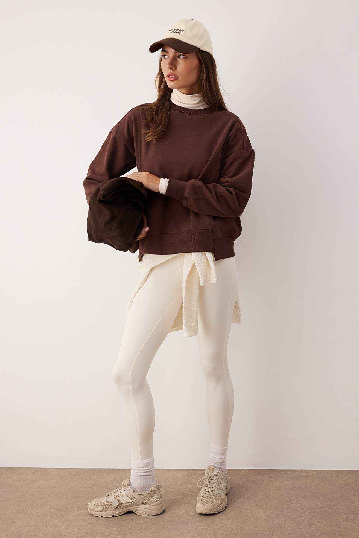 Trendyolmilla  Koyu Kahverengi Oversize Kalıp Dikiş Detaylı İçi Polarlı Örme Sweatshirt TWOAW26SW00204 - Görsel 3