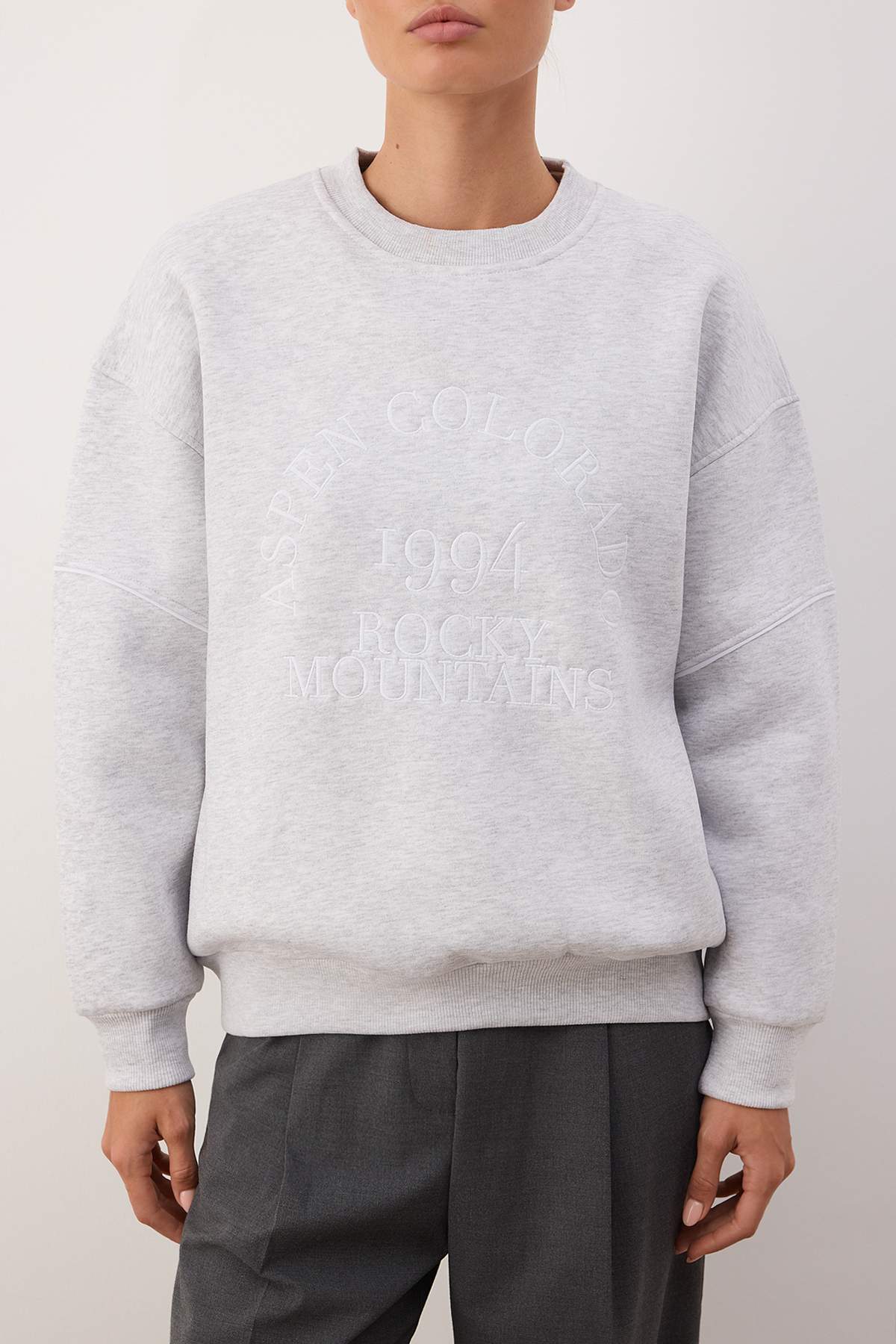 Trendyolmilla  Kar Melanj Kalın İçi Polarlı Slogan Nakışlı Oversize Bisiklet Yaka Örme Sweatshirt TWOAW26SW00078 - Görsel 3