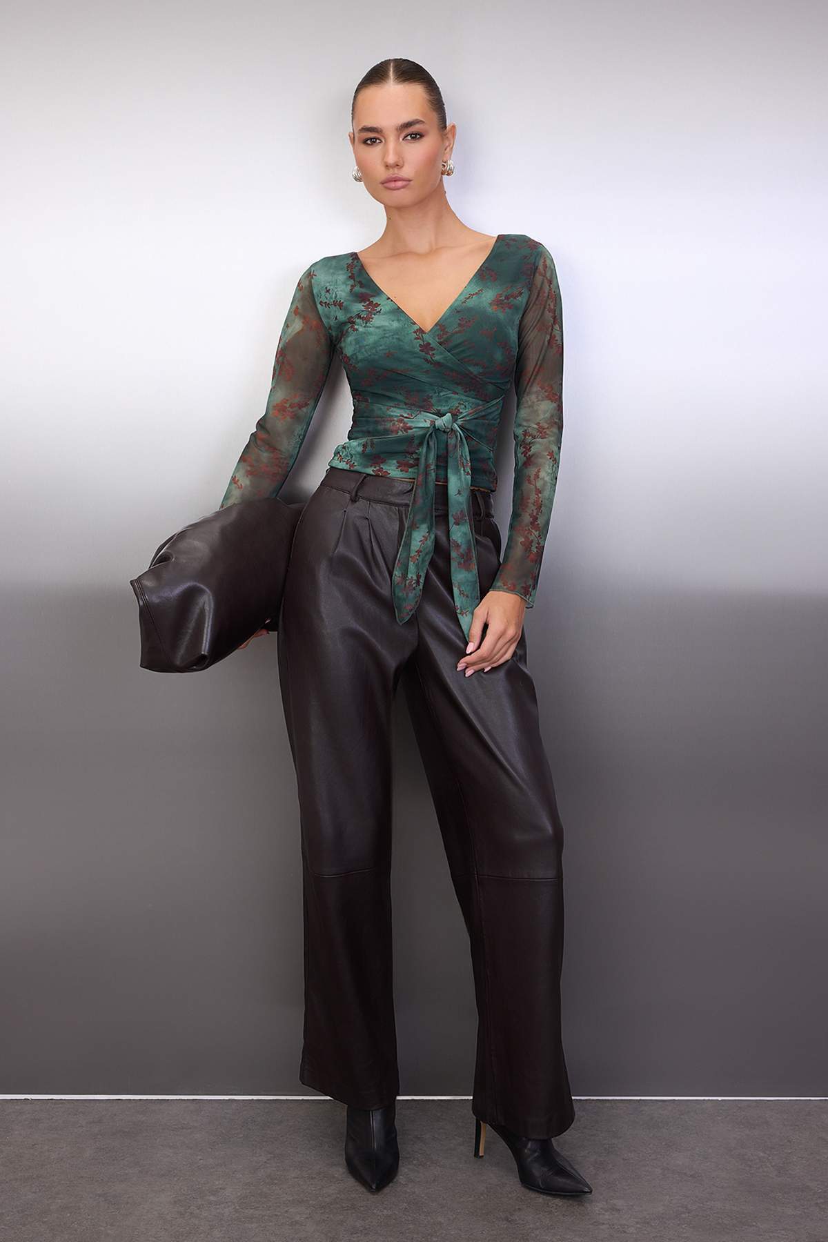 Trendyolmilla  Haki Soyut Çiçekli Anvelop Fitted/Vücuda Oturan Tül Örme Bluz TWOAW26BZ00226 - Görsel 2