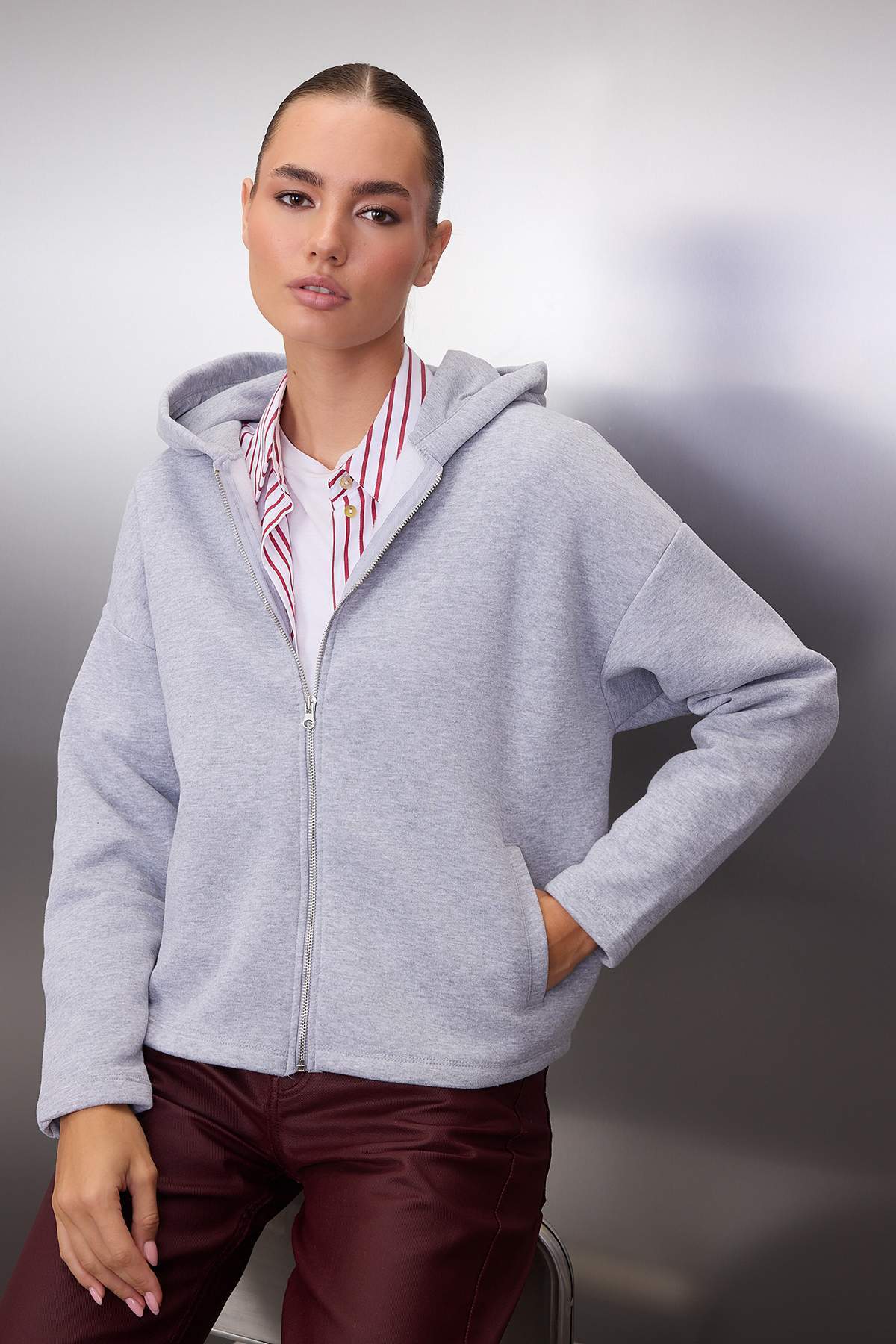 Trendyolmilla  Gri Melanj Kalın İçi Polarlı Kapüşonlu Fermuarlı Oversize/Geniş Kesim Örme Sweatshirt TWOAW26SW00111 - Görsel 2