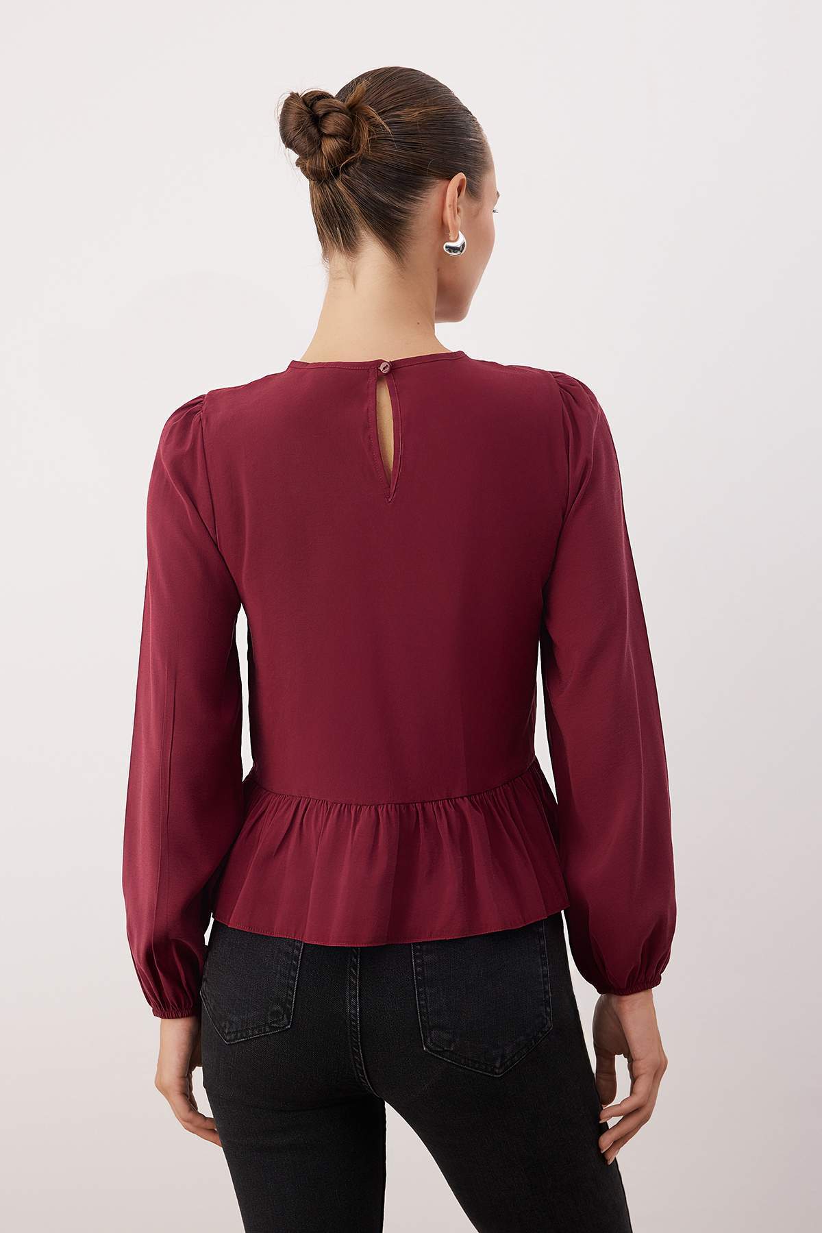 Trendyol Collection Burgunderrote, detaillierte, gewebte Bluse mit Accessoires TWOAW26BZ00299