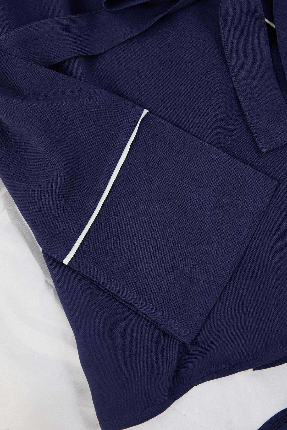 Trendyolmilla  Lacivert Kuşaklı Biye Detaylı Kruvaze Viskon Dokuma Pijama Takımı THMAW22PT1109 - Görsel 6