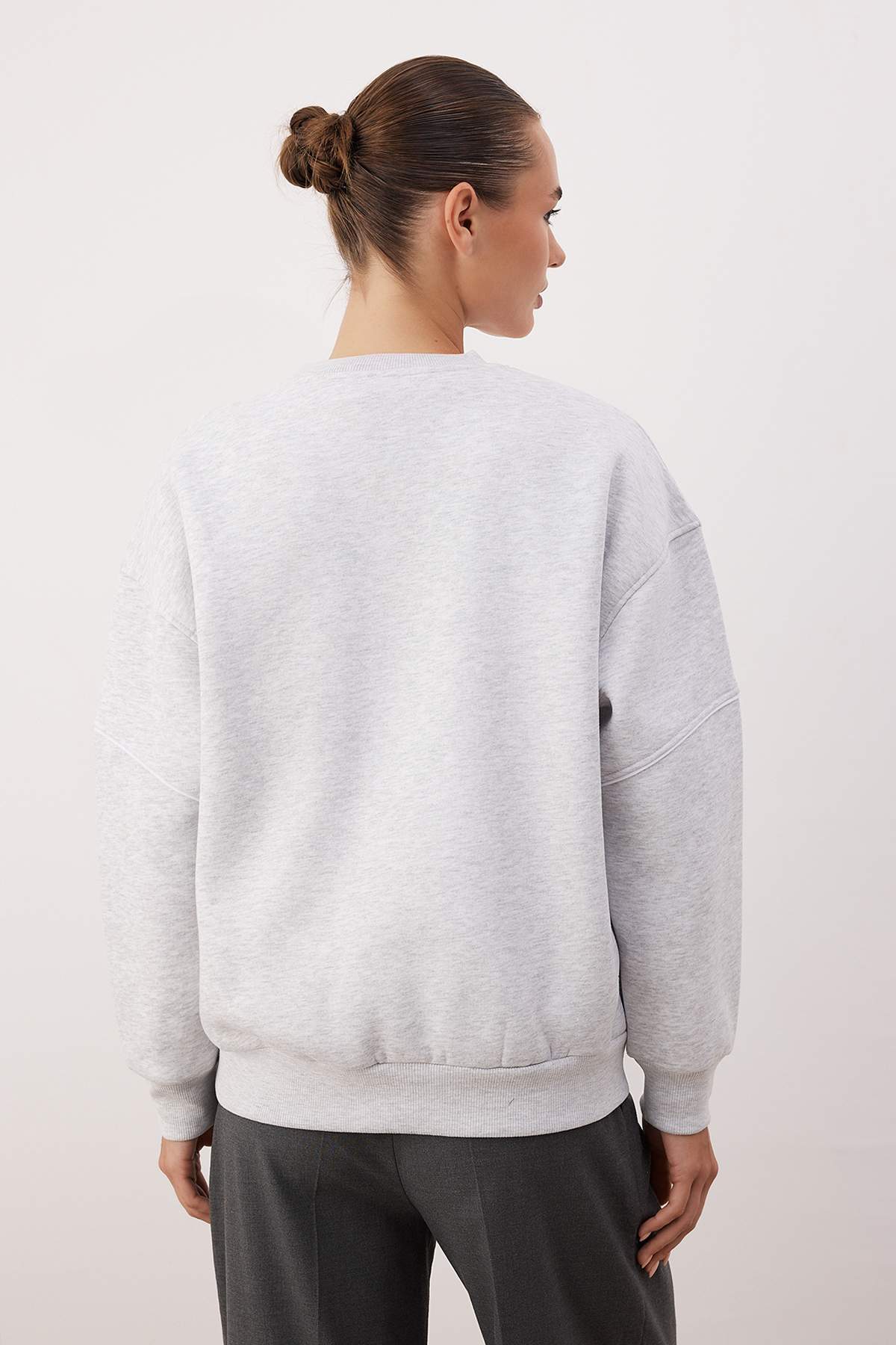 Trendyolmilla  Kar Melanj Kalın İçi Polarlı Slogan Nakışlı Oversize Bisiklet Yaka Örme Sweatshirt TWOAW26SW00078 - Görsel 4