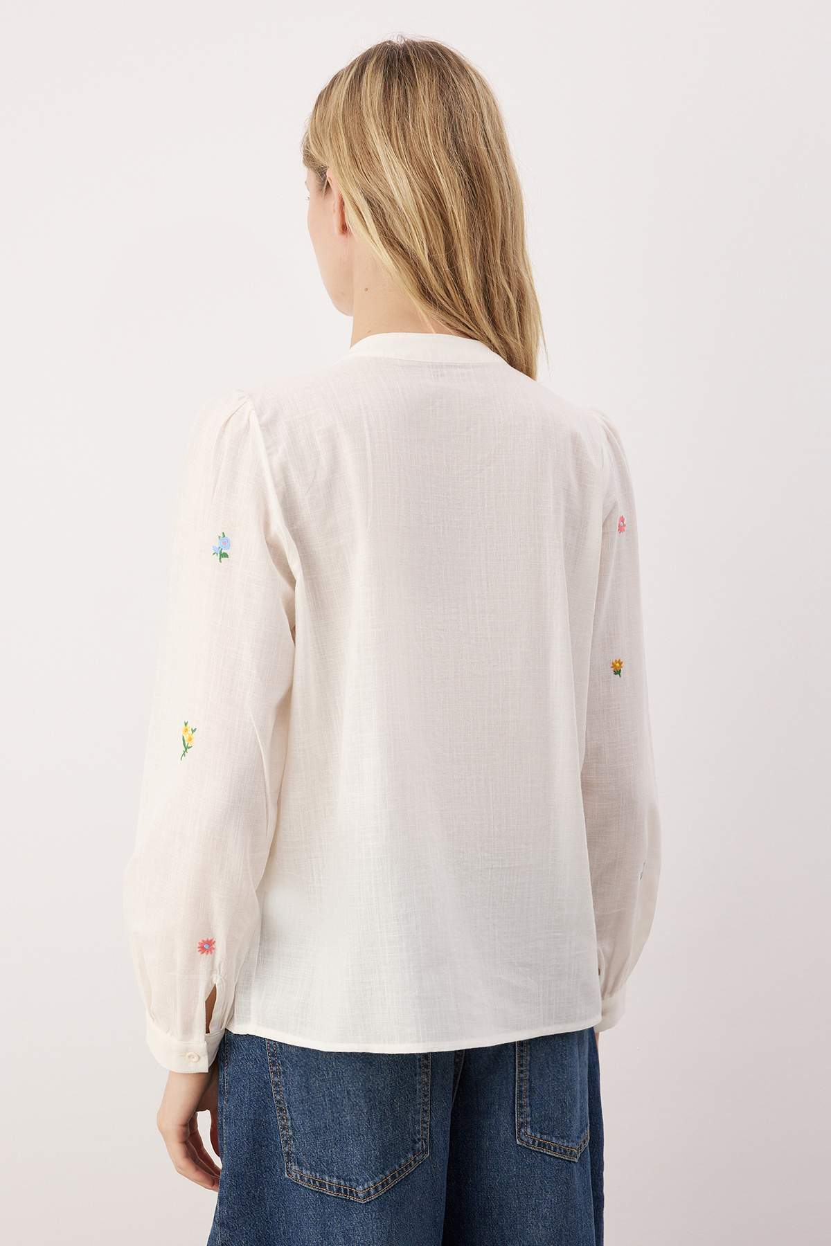 Trendyolmilla  Ekru Çiçek Nakışlı Oversize Dokuma Gömlek TWOSS23GO00152 - Görsel 4