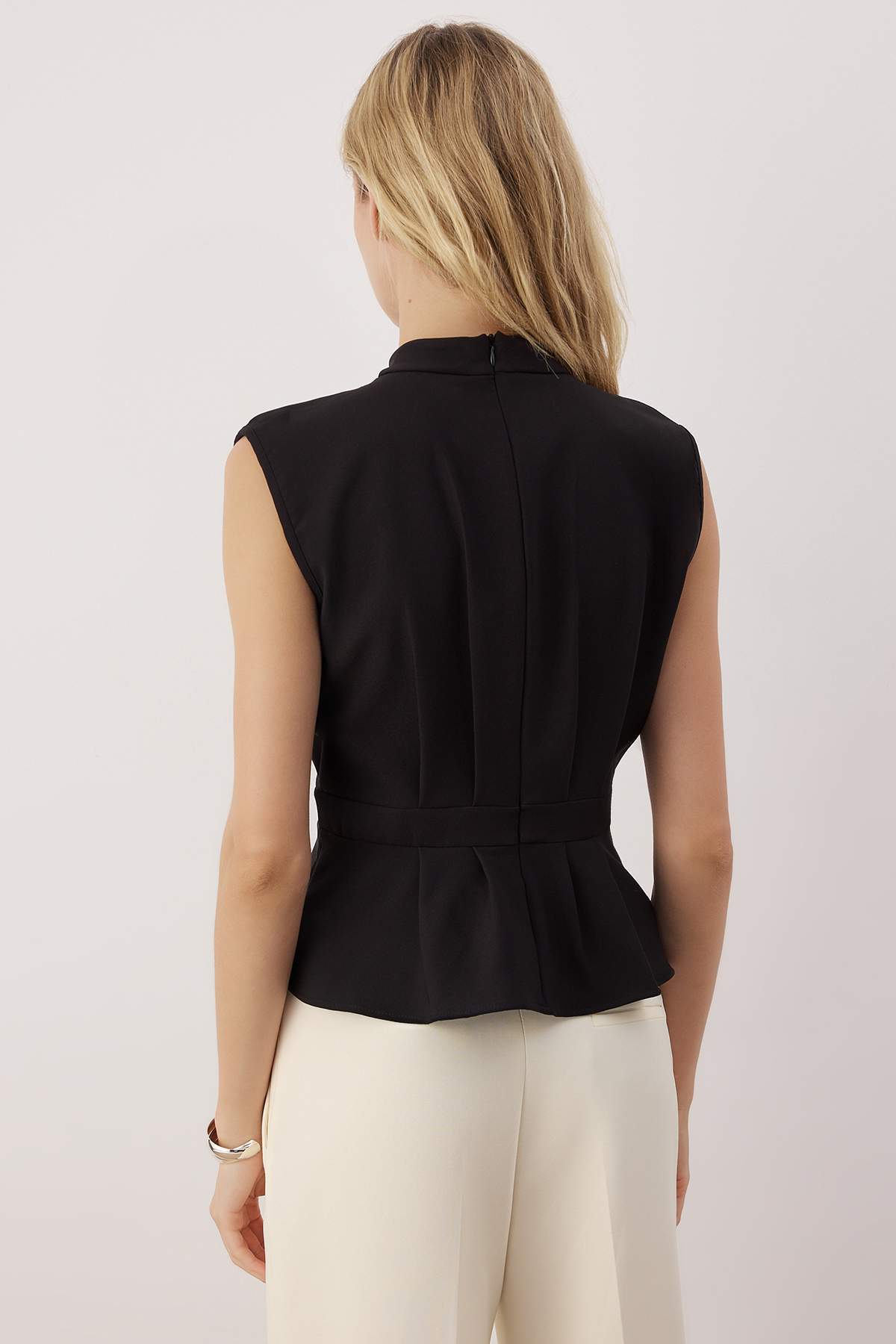 Trendyolmilla  Siyah Bisiklet Yaka Kolsuz Dokuma Bluz TWOAW23BZ00559 - Görsel 4