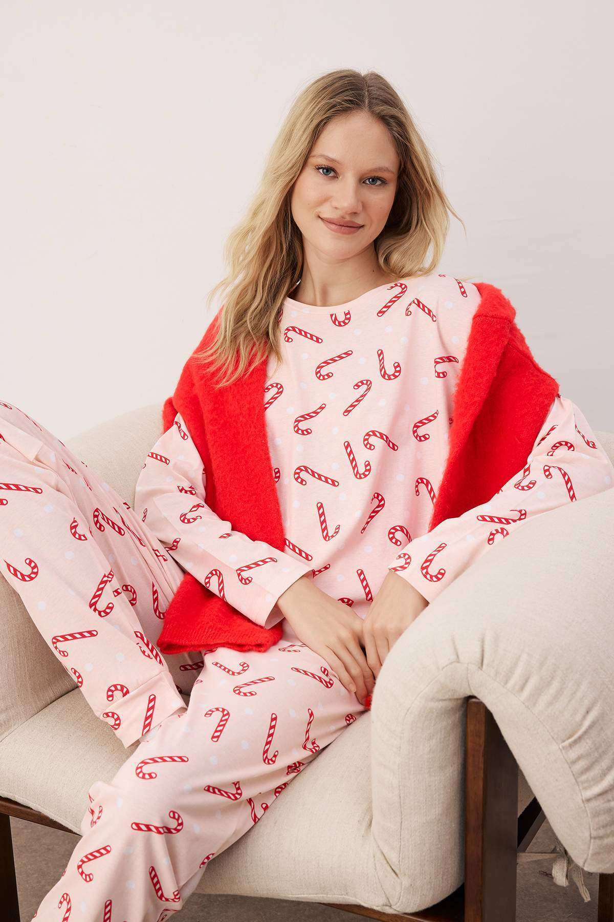 Trendyol Collection Rosafarbenes Strick-Pyjama-Set aus 100 % Baumwolle mit Neujahrsmotiv THMAW21PT0771