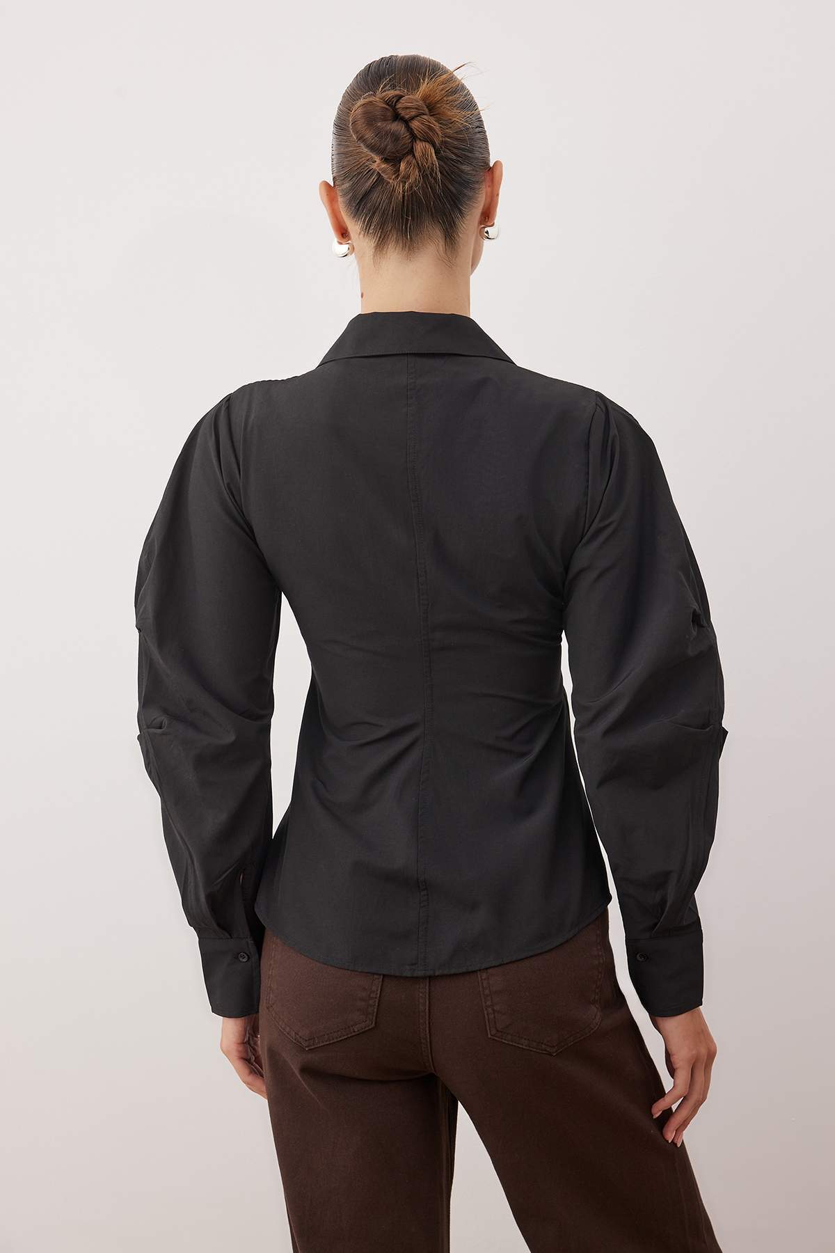 Trendyolmilla  Siyah Balon Kol Detaylı Bele Oturan Asimetrik Fitted Gömlek TWOSS25GO00155 - Görsel 4