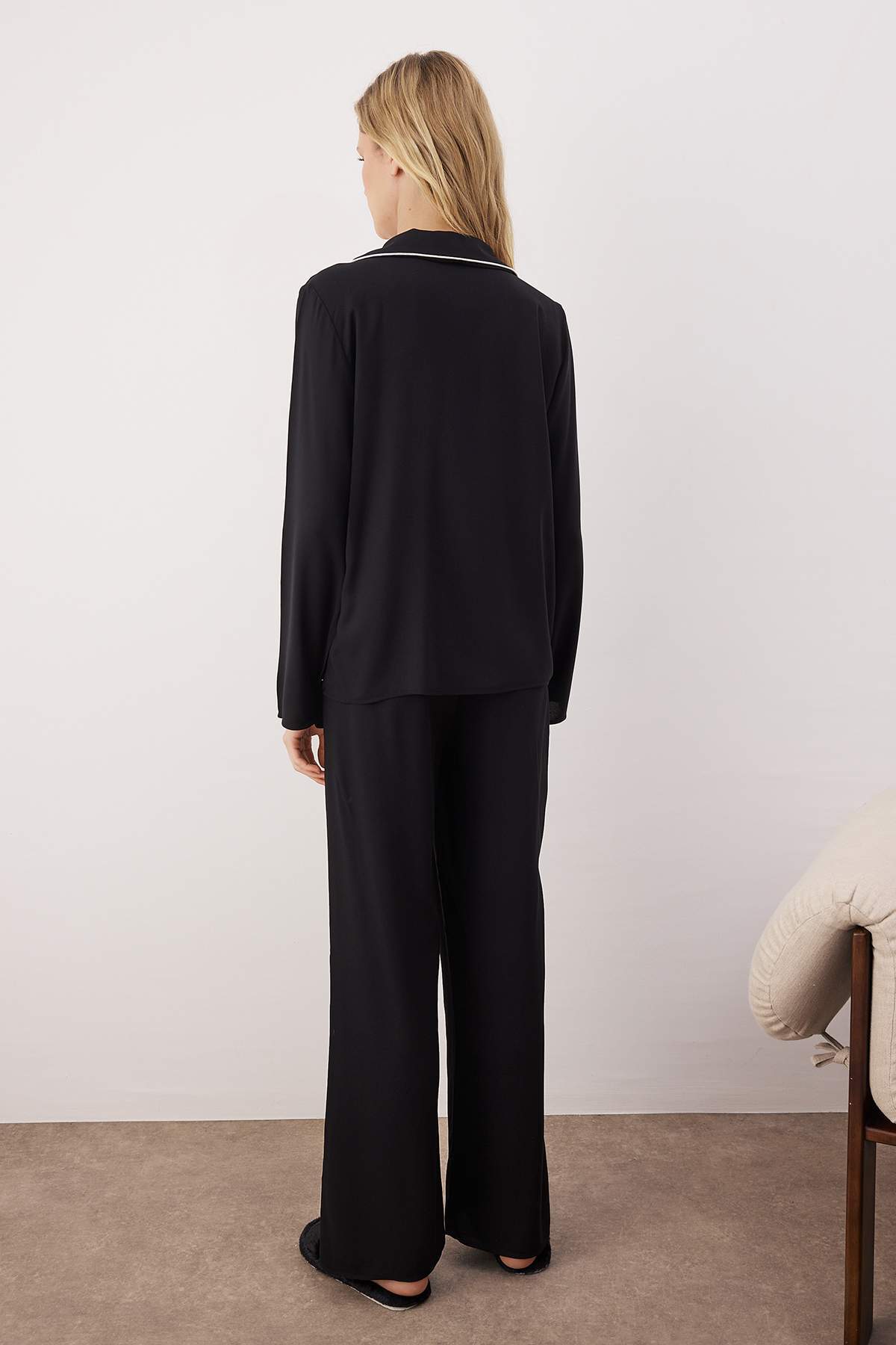 Trendyolmilla  Siyah Kurdele/Fiyonk ve Biye Detaylı Viskon Dokuma Pijama Takımı THMAW25PT00032 - Görsel 5