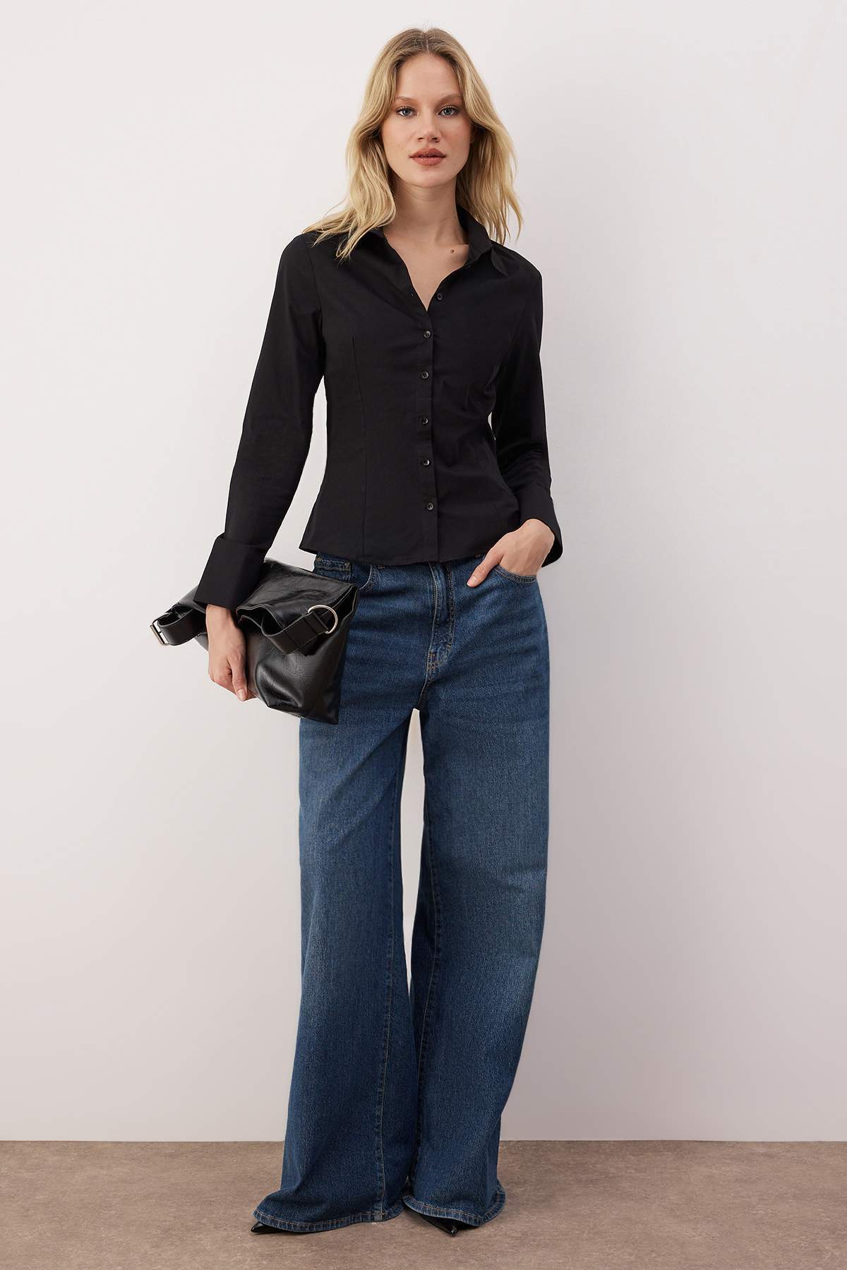 Trendyolmilla  Wardrobe Essentials Siyah Hafif Bele Oturan Pamuklu Dokuma Gömlek TWOAW26GO00022 - Görsel 2