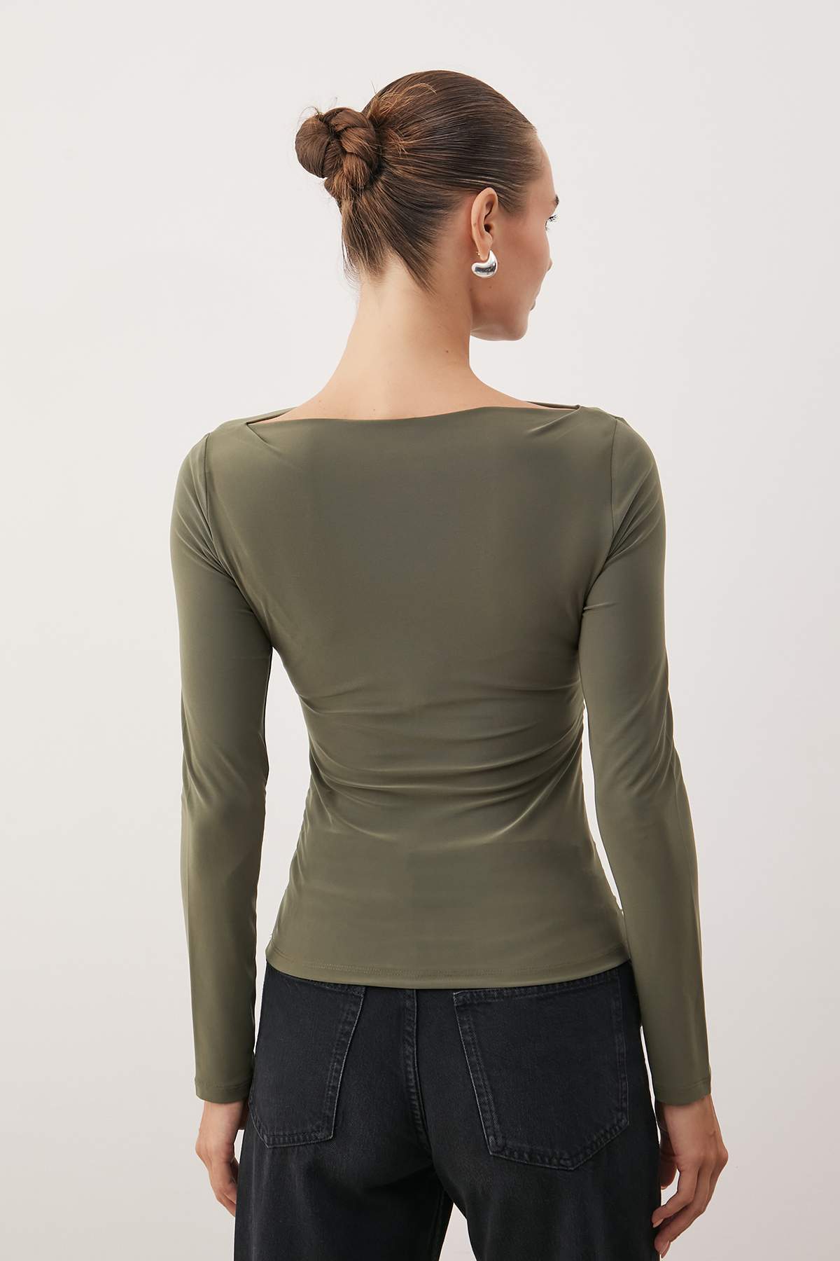 Trendyolmilla  Haki Kayık Yaka Drapeli Vücuda Oturan Esnek Örme Bluz TWOAW25BZ00109 - Görsel 4