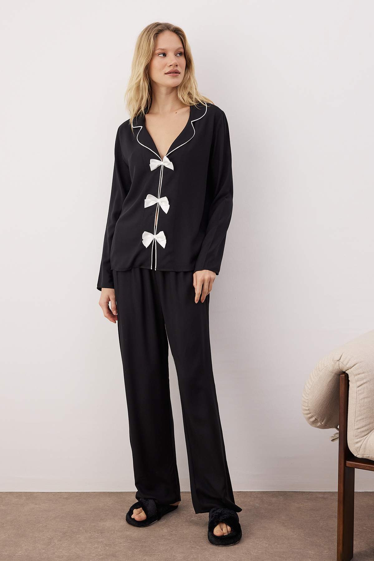 Trendyolmilla  Siyah Kurdele/Fiyonk ve Biye Detaylı Viskon Dokuma Pijama Takımı THMAW25PT00032 - Görsel 2