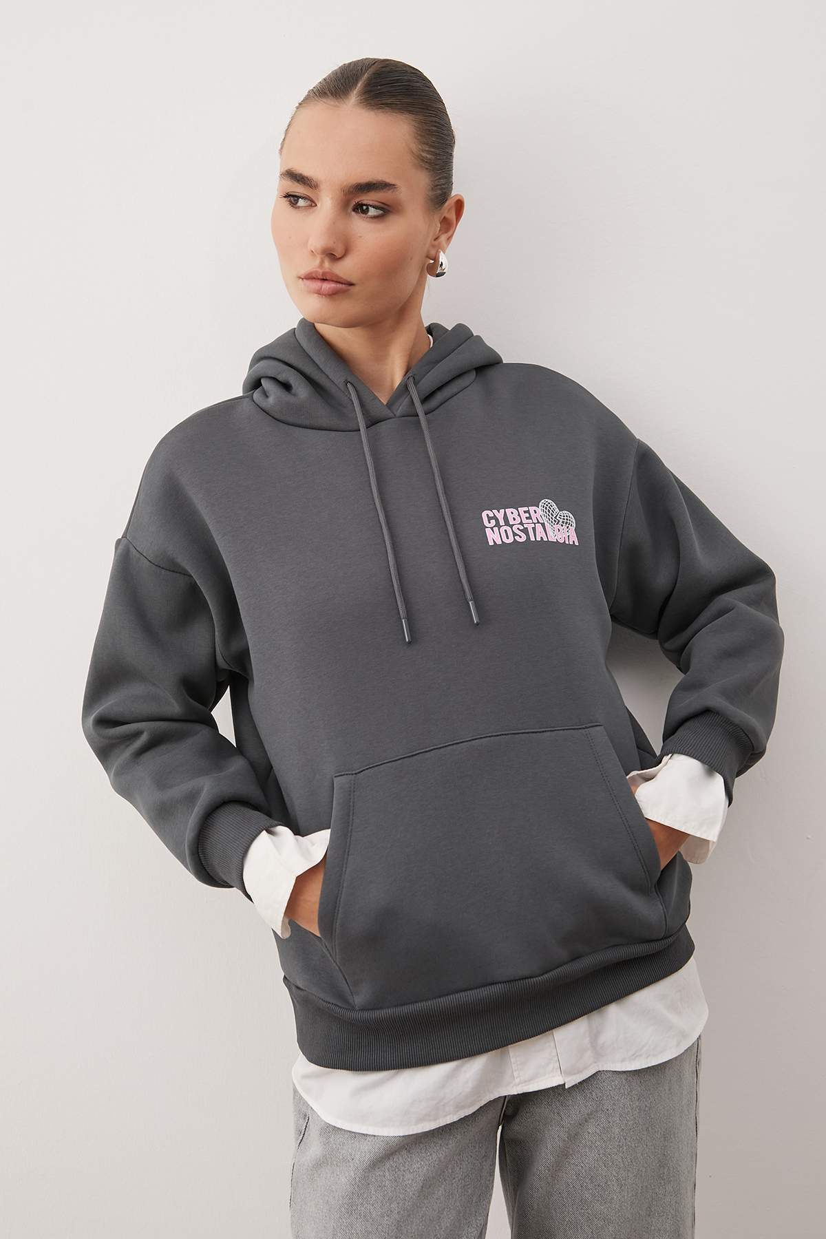 Trendyolmilla  Antrasit Sırt Slogan Baskılı Oversize/Geniş Kalıp Kapüşonlu Örme Sweatshirt TWOAW26SW00047 - Görsel 3
