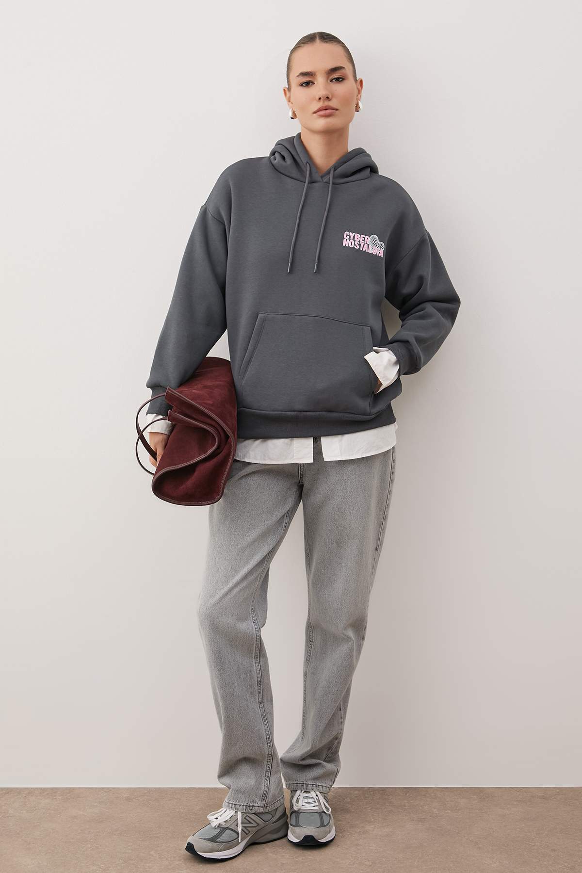 Trendyolmilla  Antrasit Sırt Slogan Baskılı Oversize/Geniş Kalıp Kapüşonlu Örme Sweatshirt TWOAW26SW00047 - Görsel 2